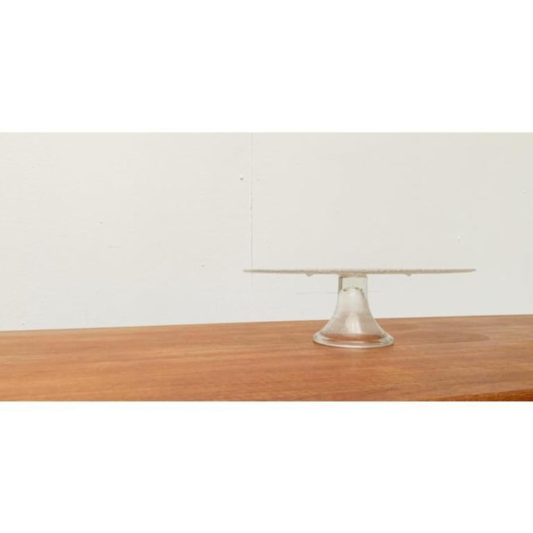 Vintage Scandinavian Glass Cake Plate Stand, in sehr gutem Zustand. Entworfen 1970 bis 1979.

Zusätzliche Informationen:
MATERIALIEN: Glas
Artikel Typ: Vintage, antik oder aus Vorbesitz
Abmessungen: 12,6ʺB × 12,6ʺD × 3,94ʺH
Zustand: Einige