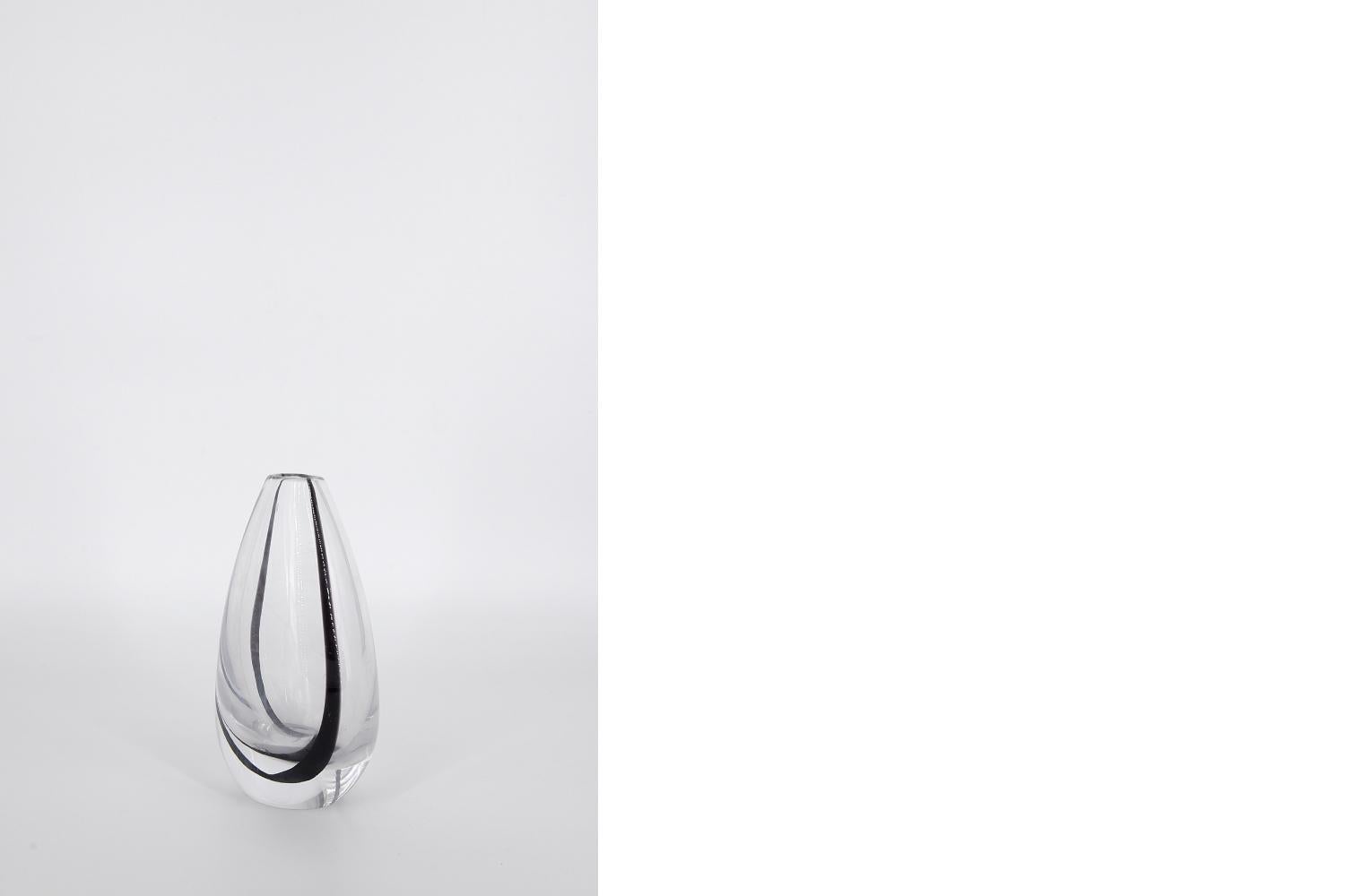Suédois Vase contour en verre transparent scandinave suédois moderne du milieu du siècle dernier, années 1950 en vente