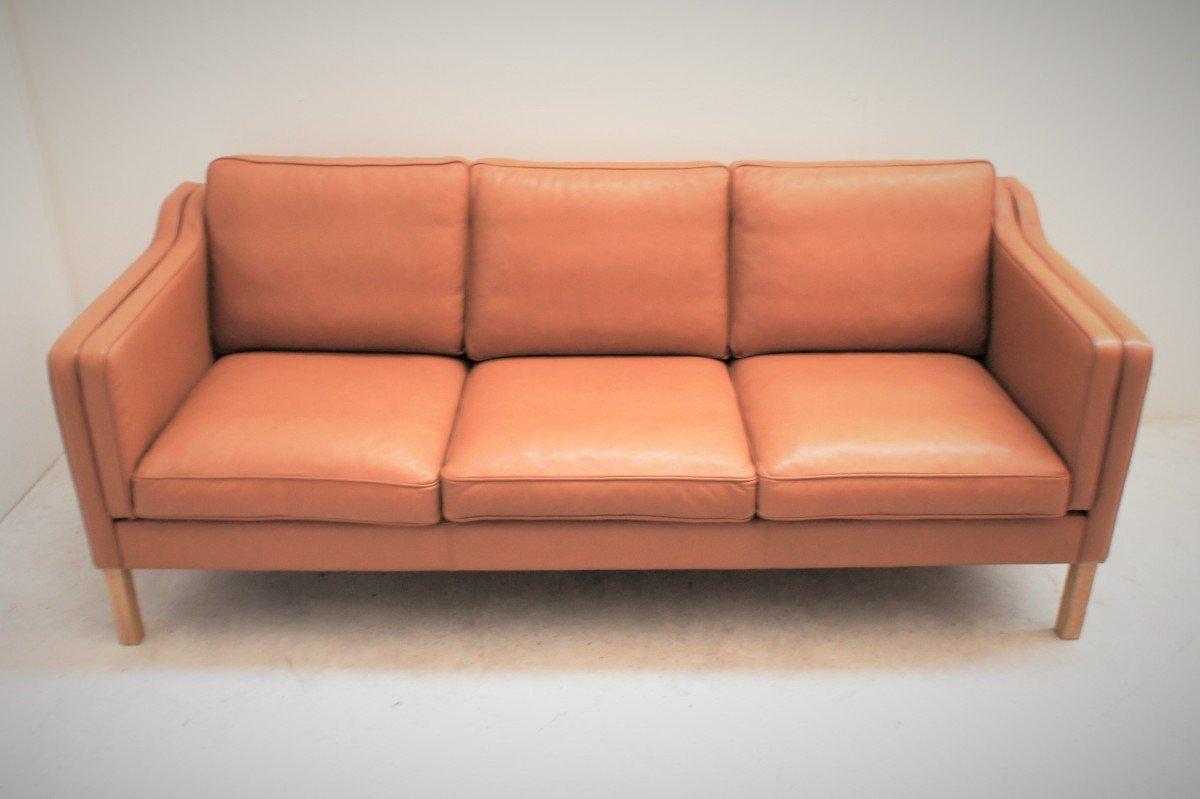 Vintage Scandinavian Havana Leather Sofa, Dlg Borge Mogensen
Superb Scandinavian sofa in tan leather, dlg Borge Mogensen. This sofa in excellent original condition has a soft and thick leather of high quality. A great classic of Scandinavian design.