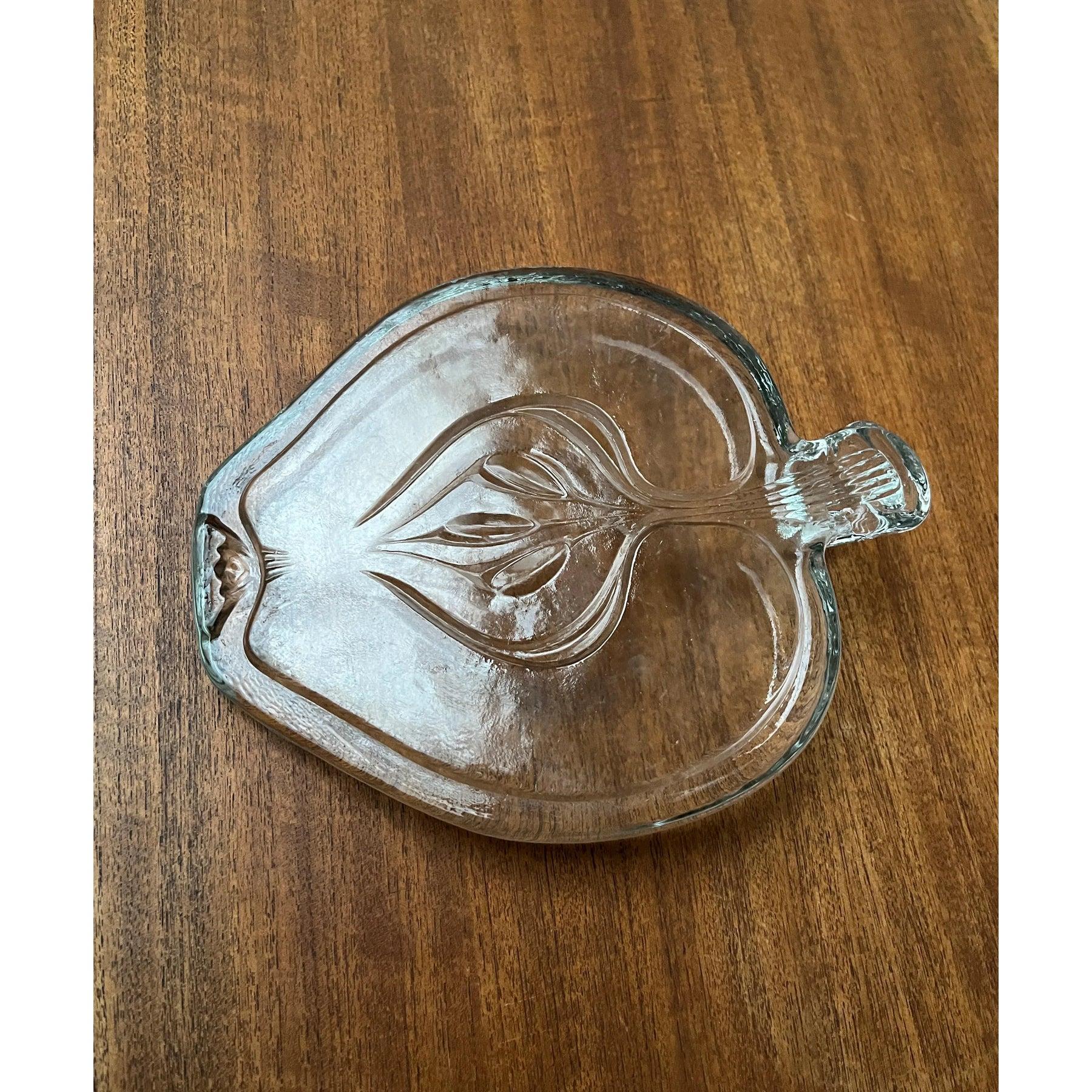Vintage Scandinavian Heavy Glass Plate, 1970, en très bon état. Conçu de 1970 à 1979.

Informations complémentaires :
Matériaux : Verre
Type d'article : Vintage, antique ou d'occasion
Diamètre : 8.27ʺW × 10.24ʺD × 2.36ʺH
Condit : Quelques