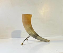 Vaso scandinavo vintage in Horn con accenti in ottone