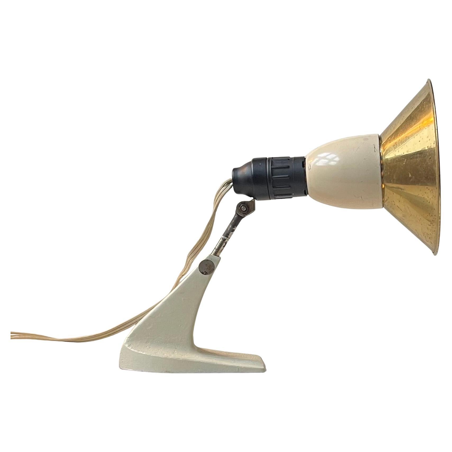 Lampe de table d
établi industrielle scandinave vintage en laiton et fer en vente