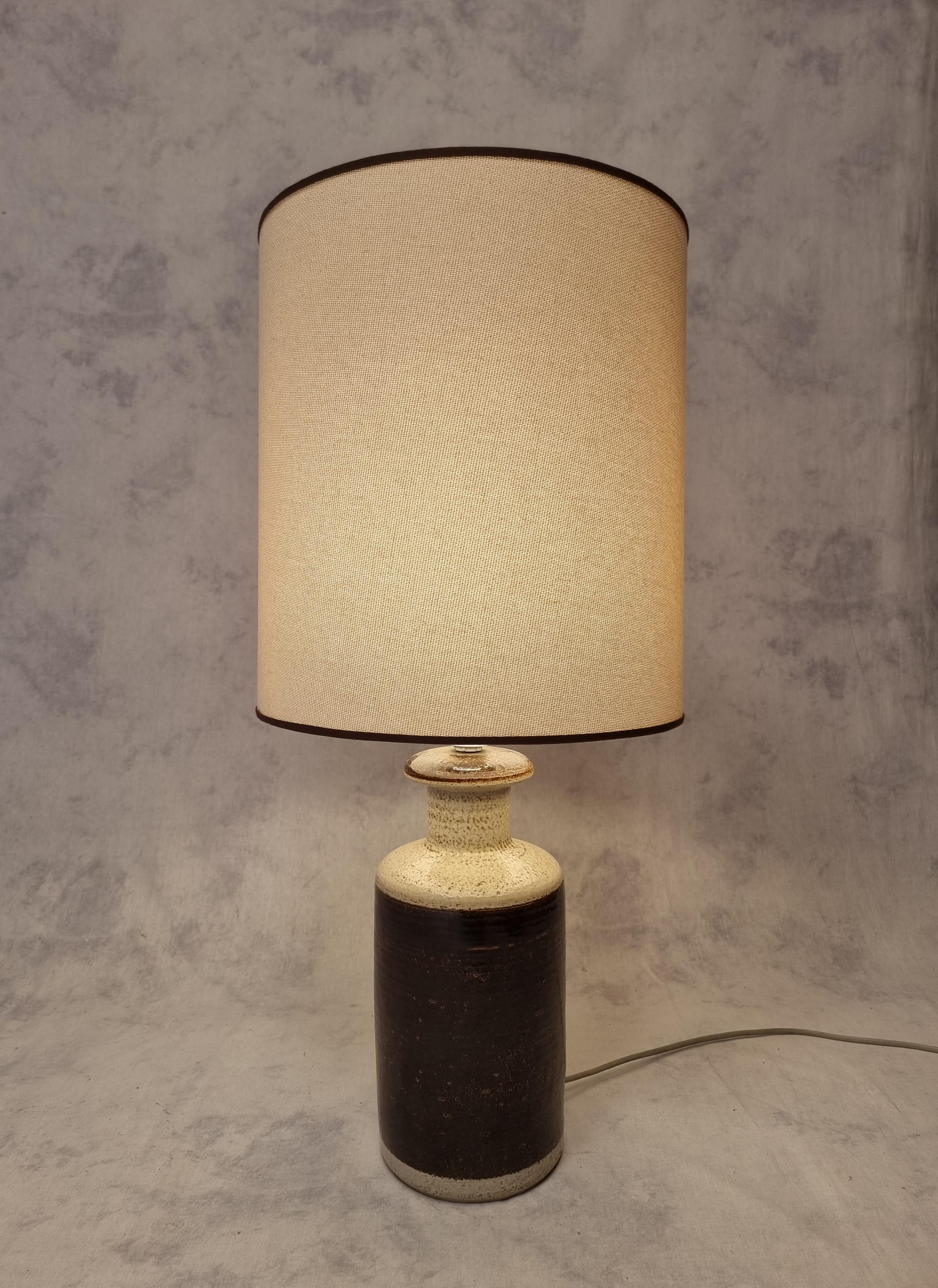 Important table lamp produced by the Danish ceramic factory Søholm Keramik. This factory is located on the island of Bornholm in Denmark. This lamp is mottled brown cream and enamelled cream mottled brown. The textured lampshade was ordered to