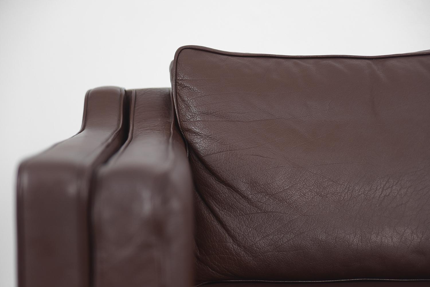 Pair of Vintage Elegant Mid-century Scandinavian Modern Brown Leather Sofas For Sale 4