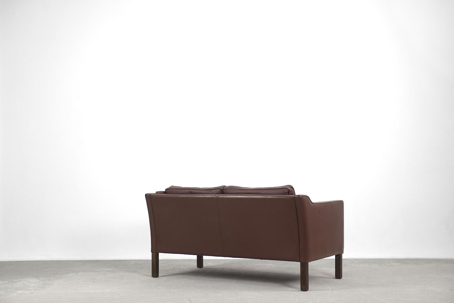 Pair of Vintage Elegant Mid-century Scandinavian Modern Brown Leather Sofas For Sale 5