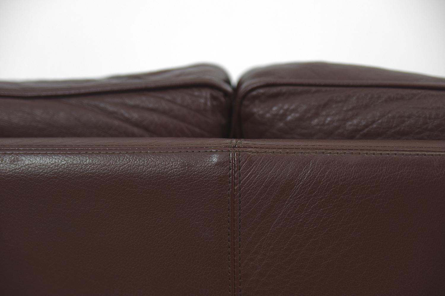 Pair of Vintage Elegant Mid-century Scandinavian Modern Brown Leather Sofas For Sale 7