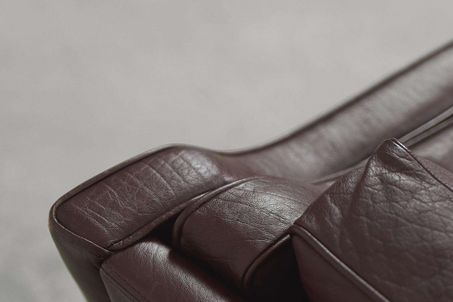 Pair of Vintage Elegant Mid-century Scandinavian Modern Brown Leather Sofas For Sale 9