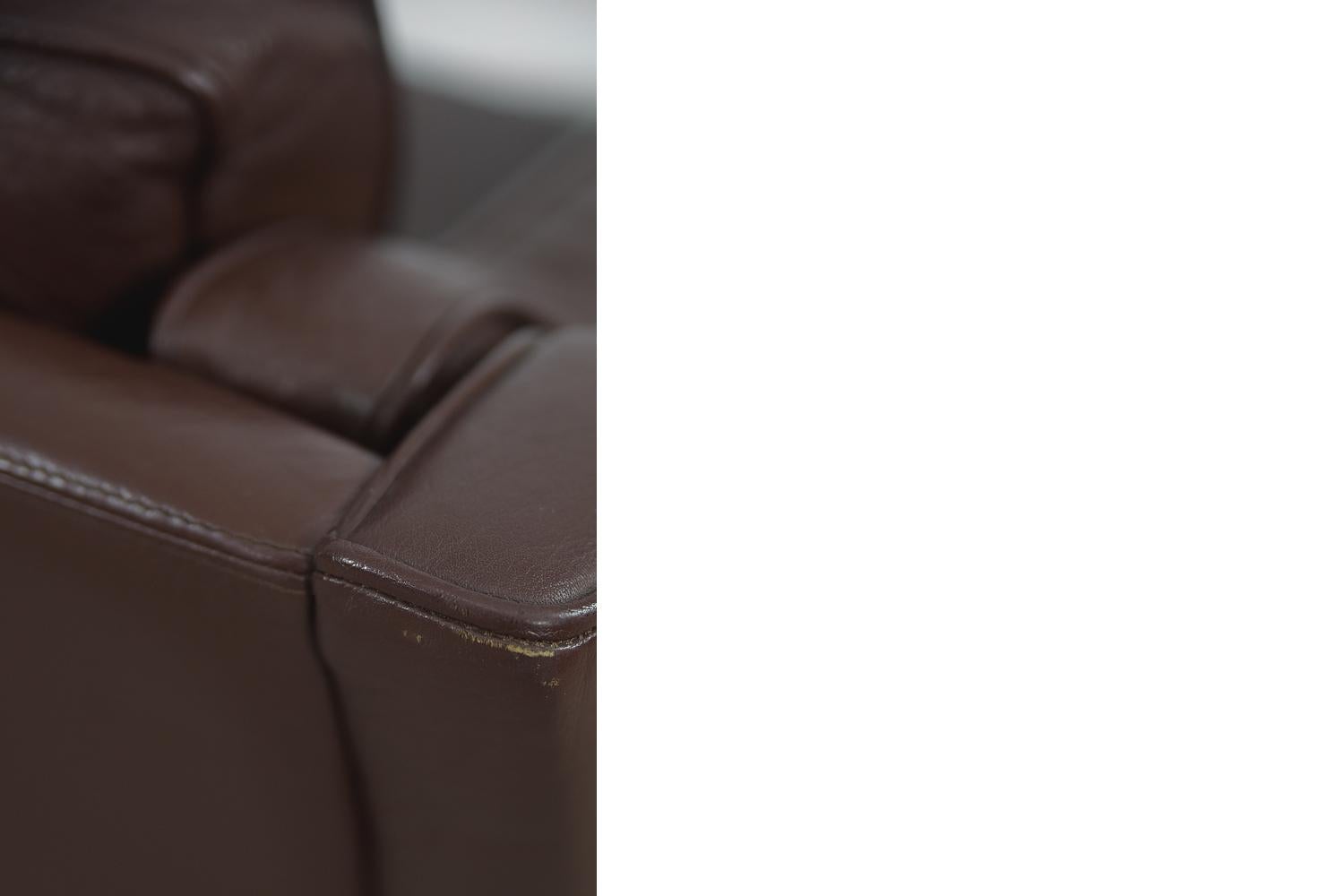 Pair of Vintage Elegant Mid-century Scandinavian Modern Brown Leather Sofas For Sale 10
