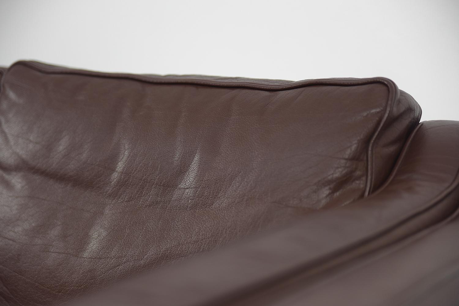 Pair of Vintage Elegant Mid-century Scandinavian Modern Brown Leather Sofas For Sale 12