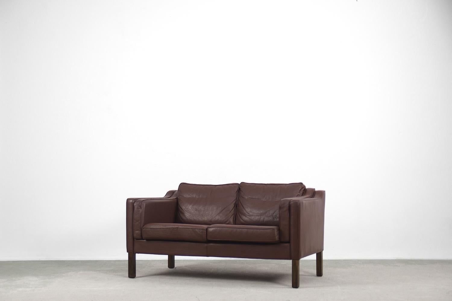 A set of elegant, leather sofas was manufactured in Denmark during the 1960s. This project was made according to the model 2212 designed by Børge Mogensen for Fredericia. This classic sofa style is well known to those who love Scandinavian