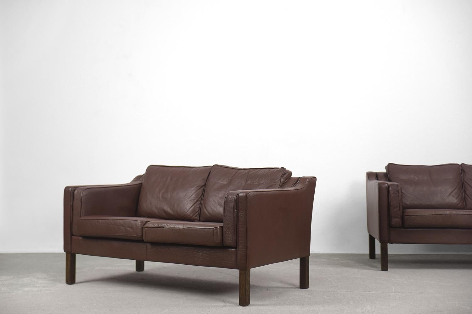 Mid-Century Modern Pair of Vintage Elegant Mid-century Scandinavian Modern Brown Leather Sofas For Sale