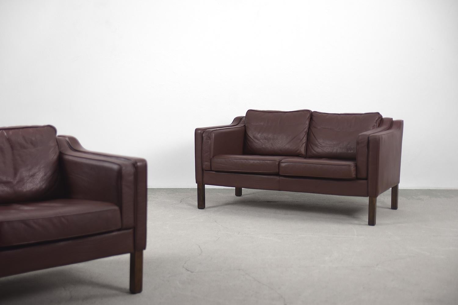 Late 20th Century Pair of Vintage Elegant Mid-century Scandinavian Modern Brown Leather Sofas For Sale