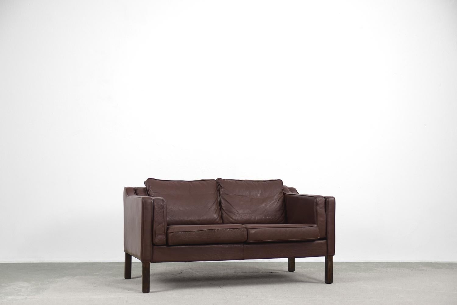 Pair of Vintage Elegant Mid-century Scandinavian Modern Brown Leather Sofas For Sale 1