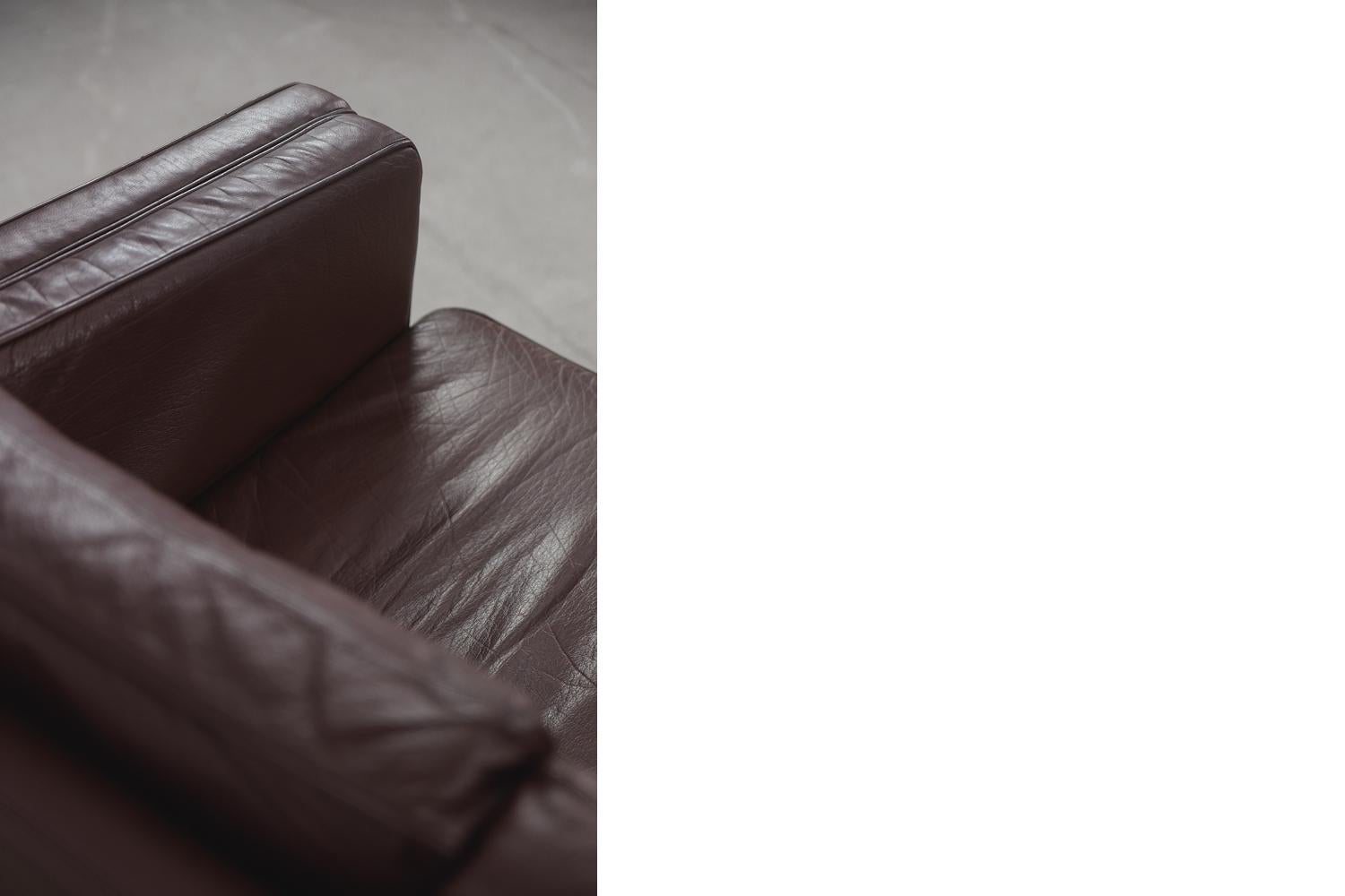 Pair of Vintage Elegant Mid-century Scandinavian Modern Brown Leather Sofas For Sale 2