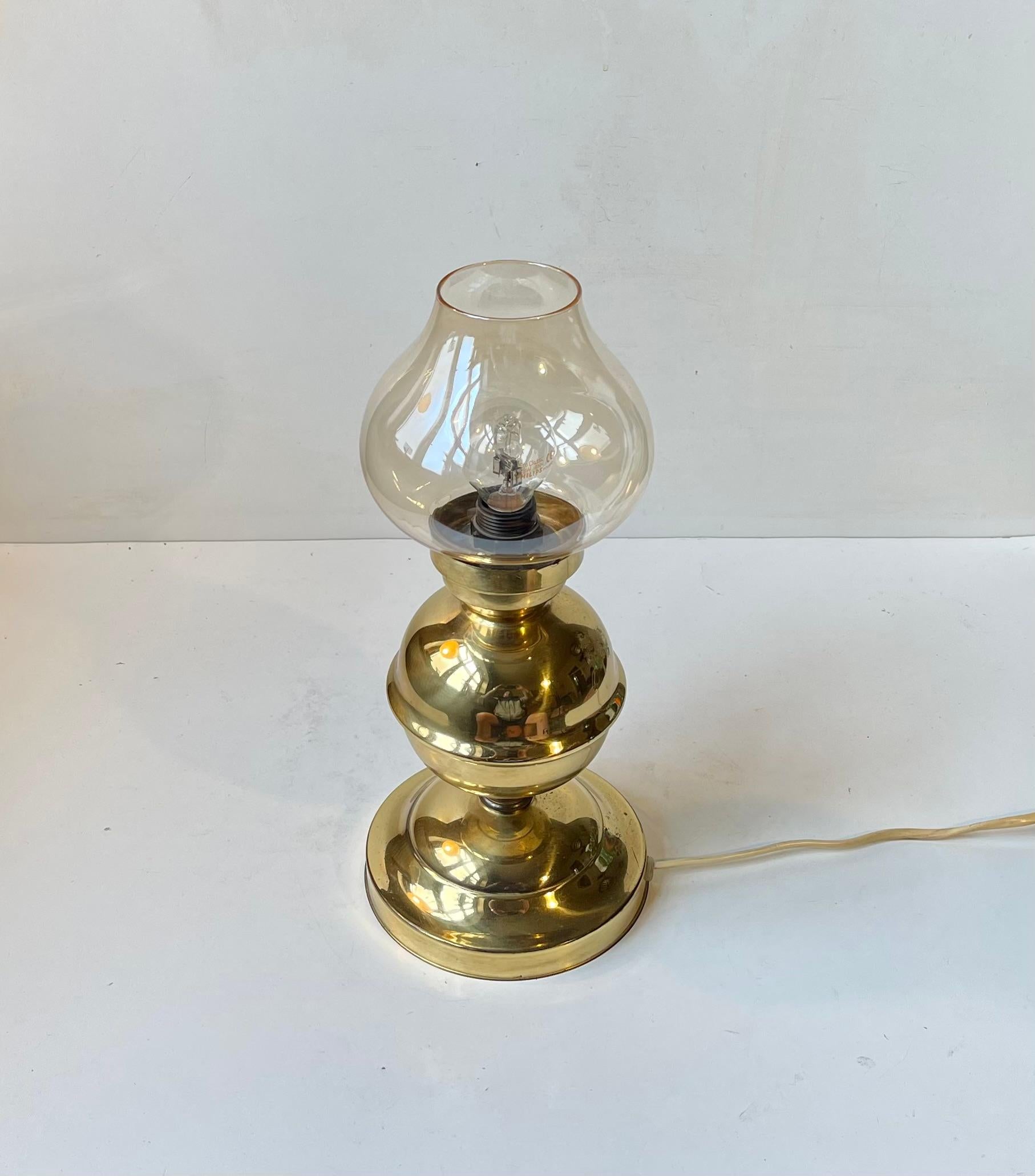 Skandinavische maritime Vintage-Tischlampe aus Messing und Rauchglas im skandinavischen Stil (Skandinavische Moderne) im Angebot