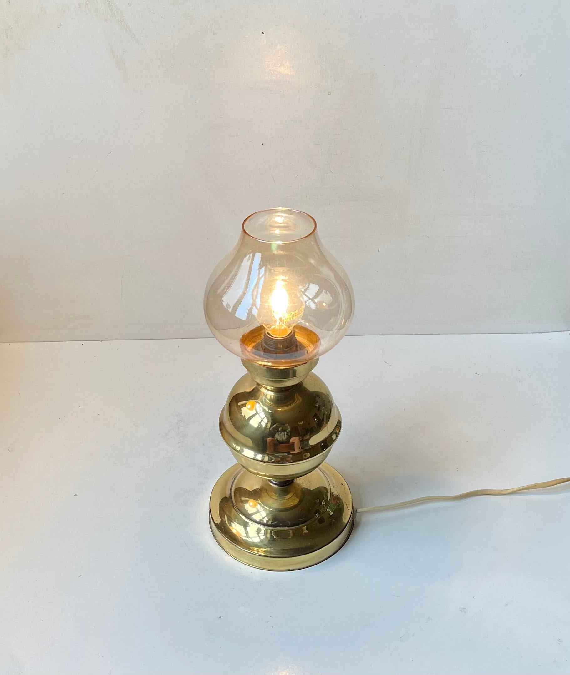 Danois Lampe de bureau scandinave maritime vintage en laiton et verre fumé en vente