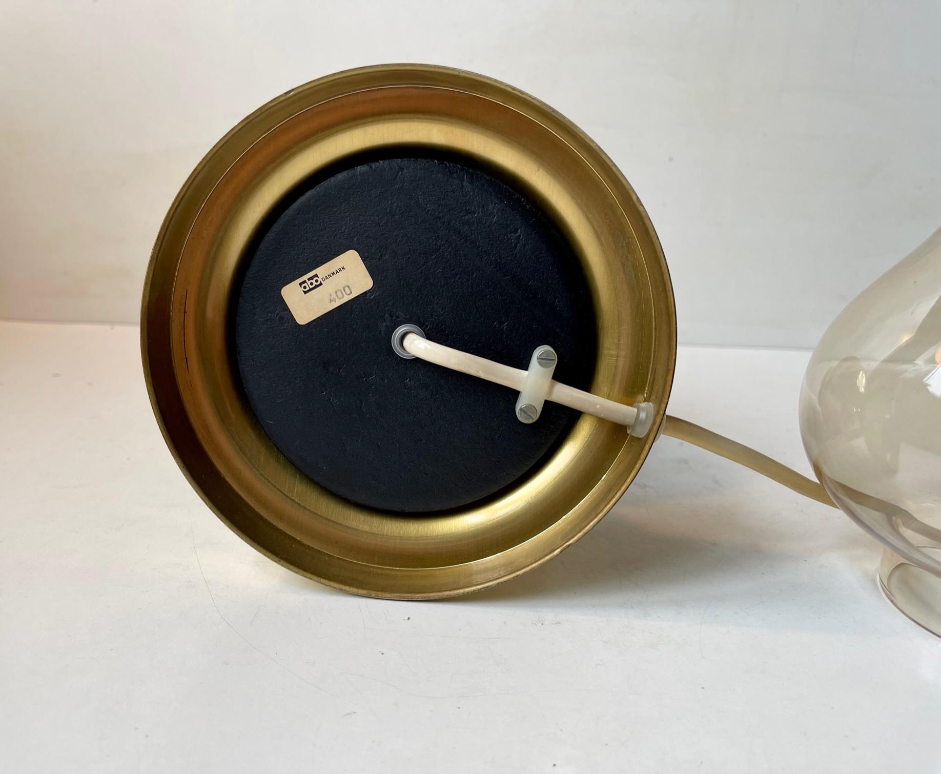 Fin du 20e siècle Lampe de bureau scandinave maritime vintage en laiton et verre fumé en vente