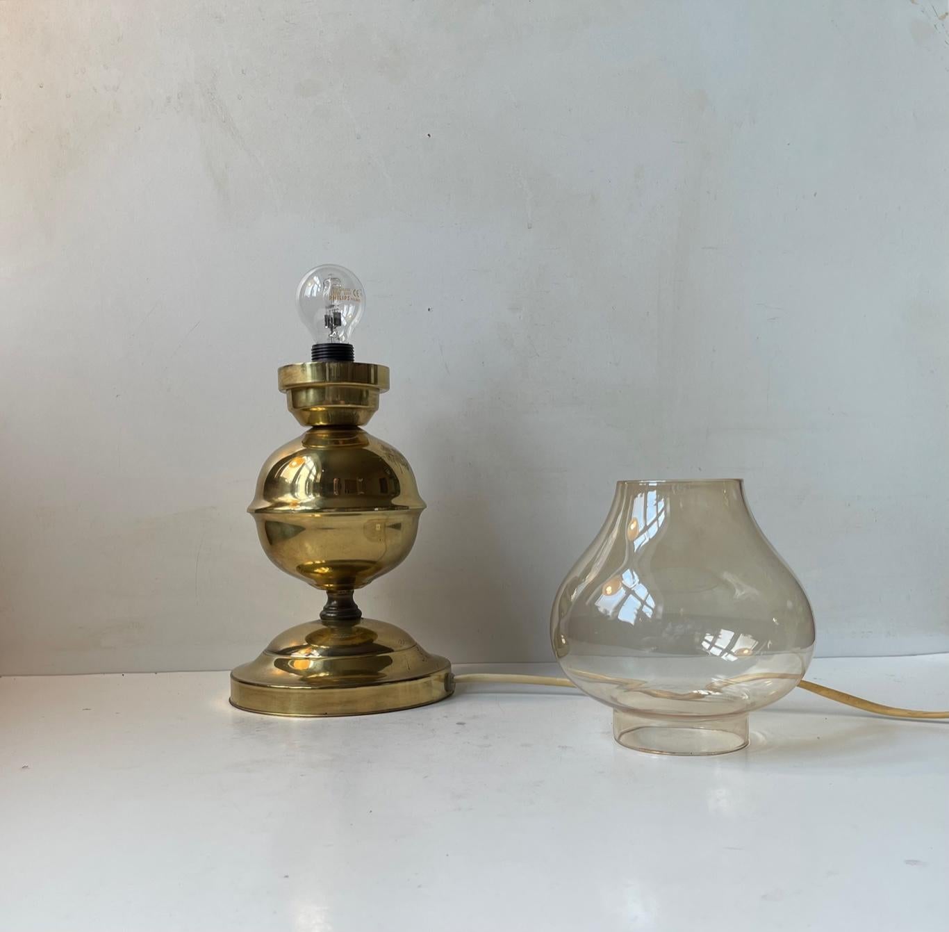 Laiton Lampe de bureau scandinave maritime vintage en laiton et verre fumé en vente