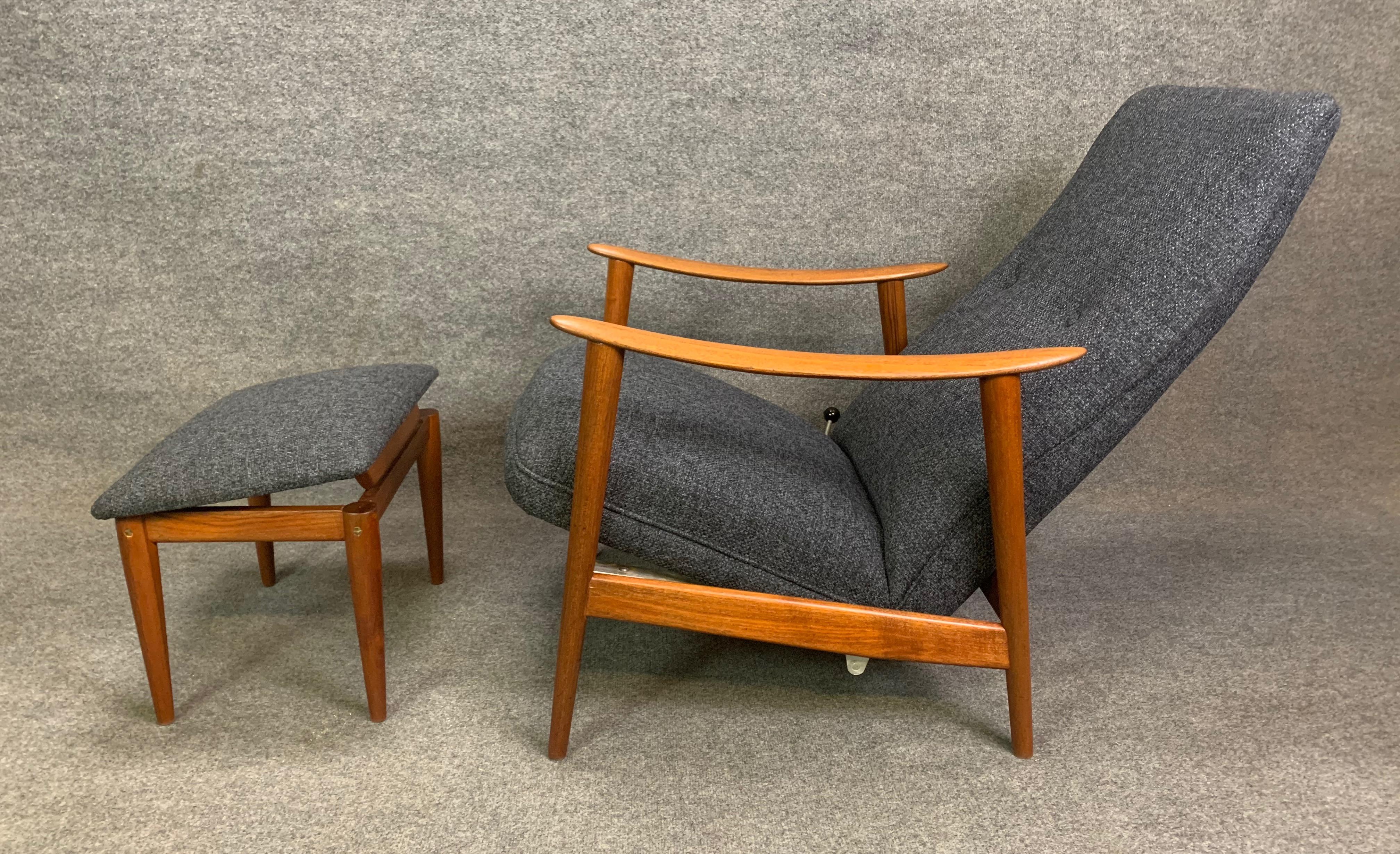 Here is a beautiful Scandinavian Modern lounge chair and its ottoman in teak wood designed by Arnt Lande and manufactured by Westnofa in Norway in the 1960s.
This chair and its ottoman both feature a fully refinished solid sculptural teak frame and