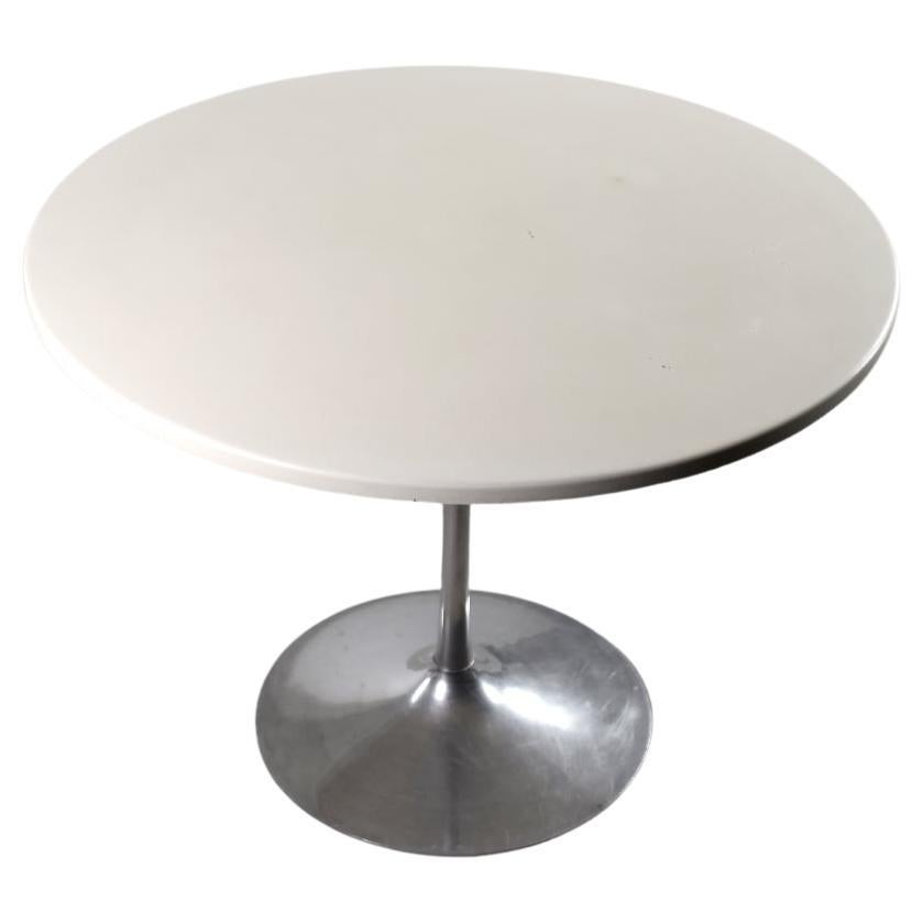This round dining table was made in Scandinavia during the 1970s. The table top is made of fiberglass, lacquered white. The base is a metal tulip leg. The table is for 5 persons.

This table is in original vintage condition. It has small