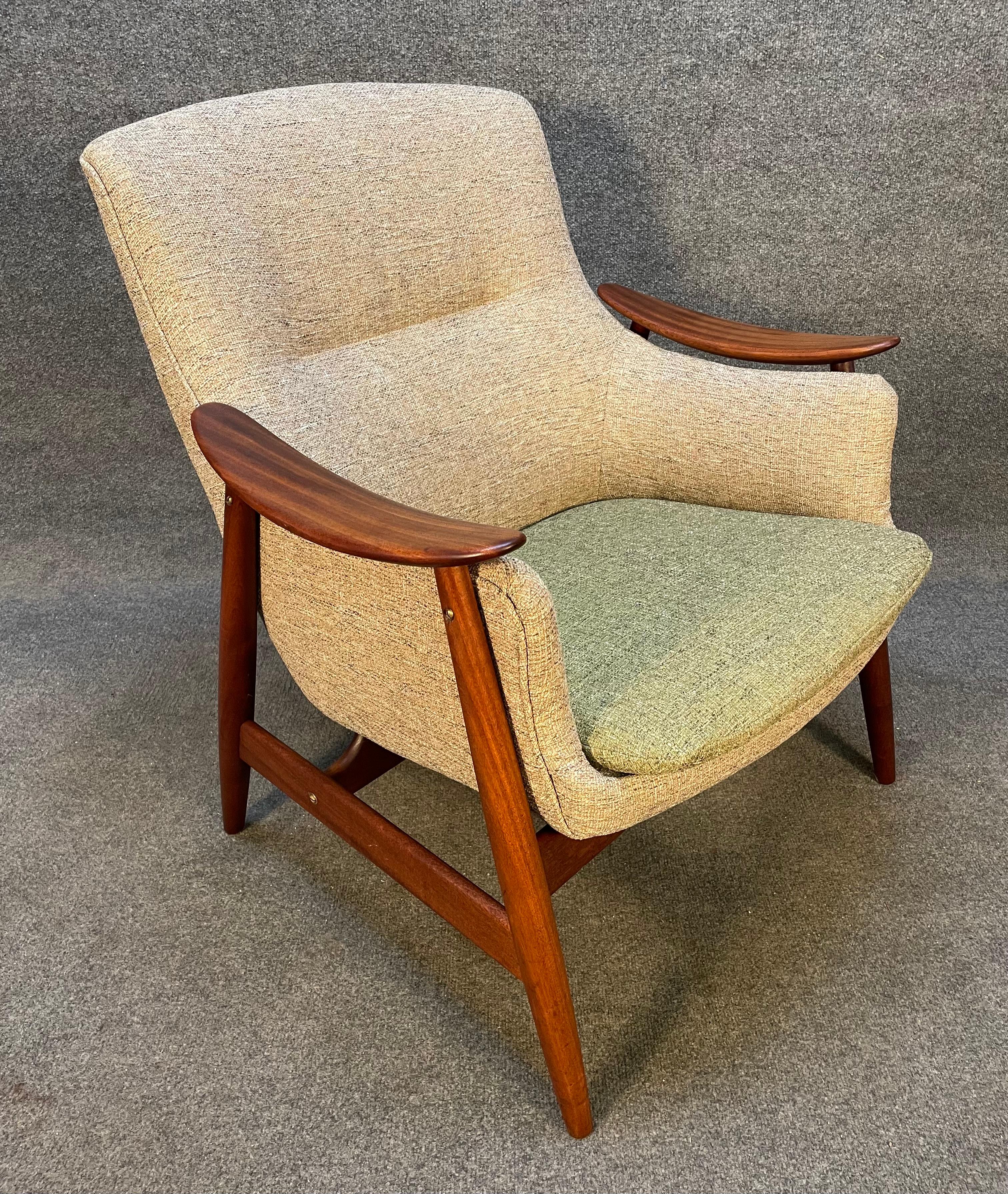 Here is a beautiful scandinavian modern easy chairs in mahogany and teak designed by Gerhard Berg and manufactured by Vatne Mobelkfabrik in Norway in the 1960's.
This comfortable chair, recently imported from Europe to California before its