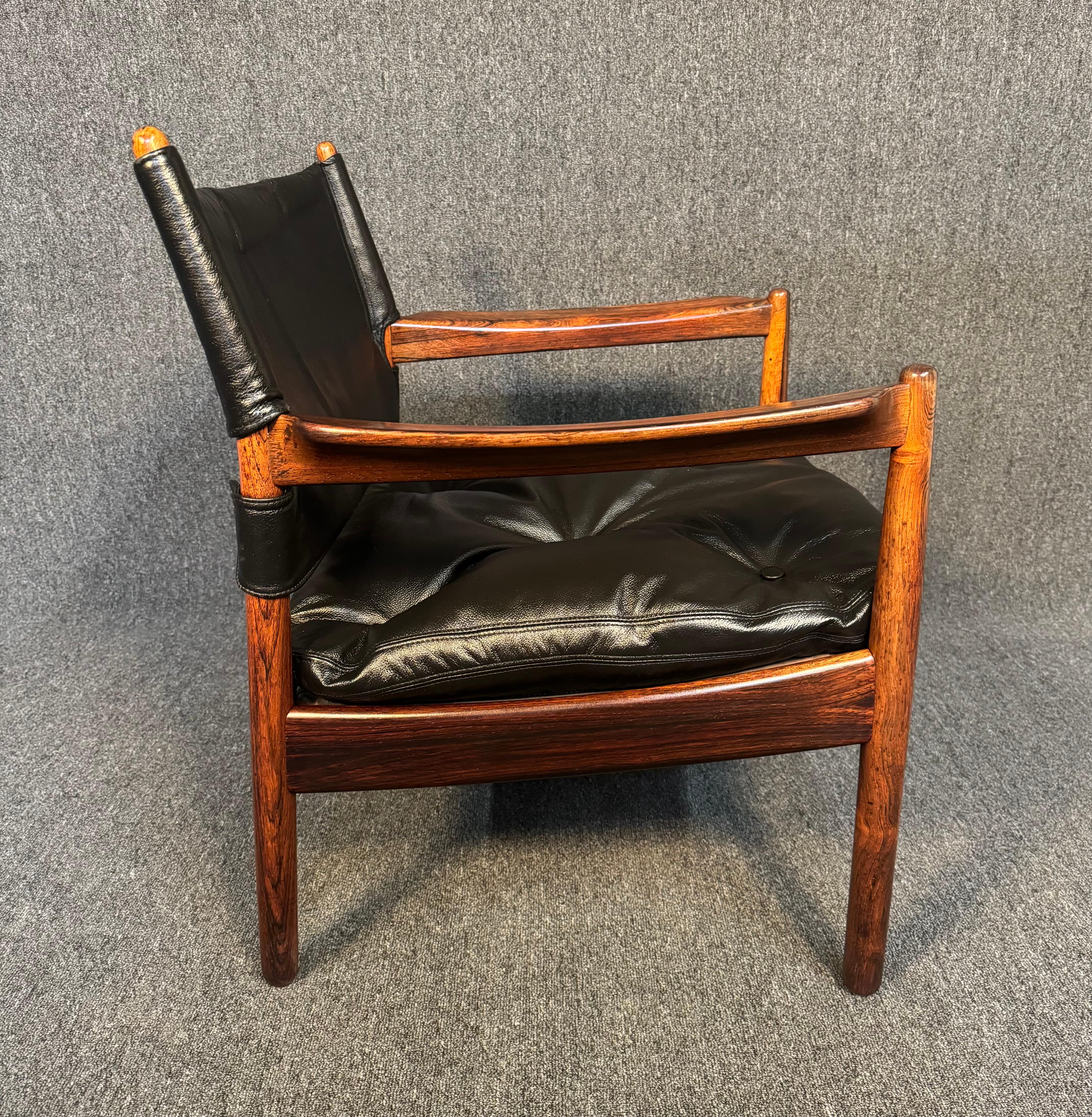 Hier ist ein seltener und schöner skandinavischer moderner Sessel aus Palisander und Leder, entworfen von Gunnar Myrstrand und hergestellt von Källermo in Schweden in den 1960er Jahren.
Dieser bequeme Stuhl, der kürzlich aus Europa nach Kalifornien