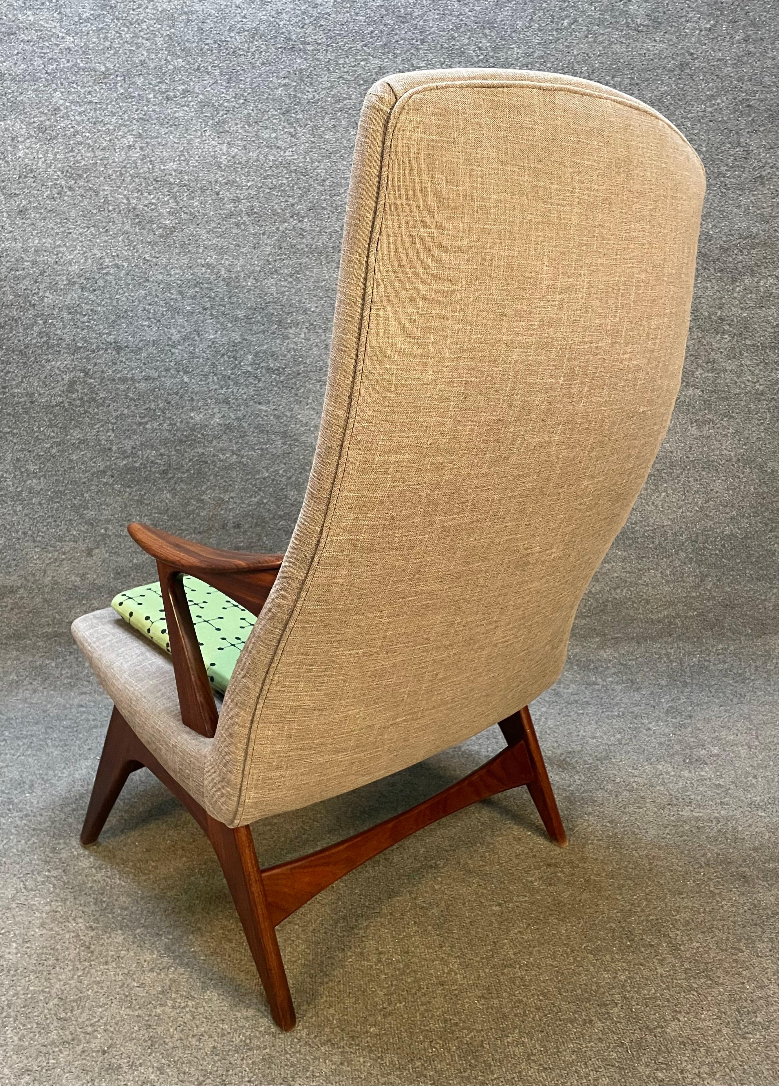Vintage Scandinavian Mid-Century Modern Teak Lounge Chair by Hjelle Mobelfabrik In Excellent Condition For Sale In San Marcos, CA