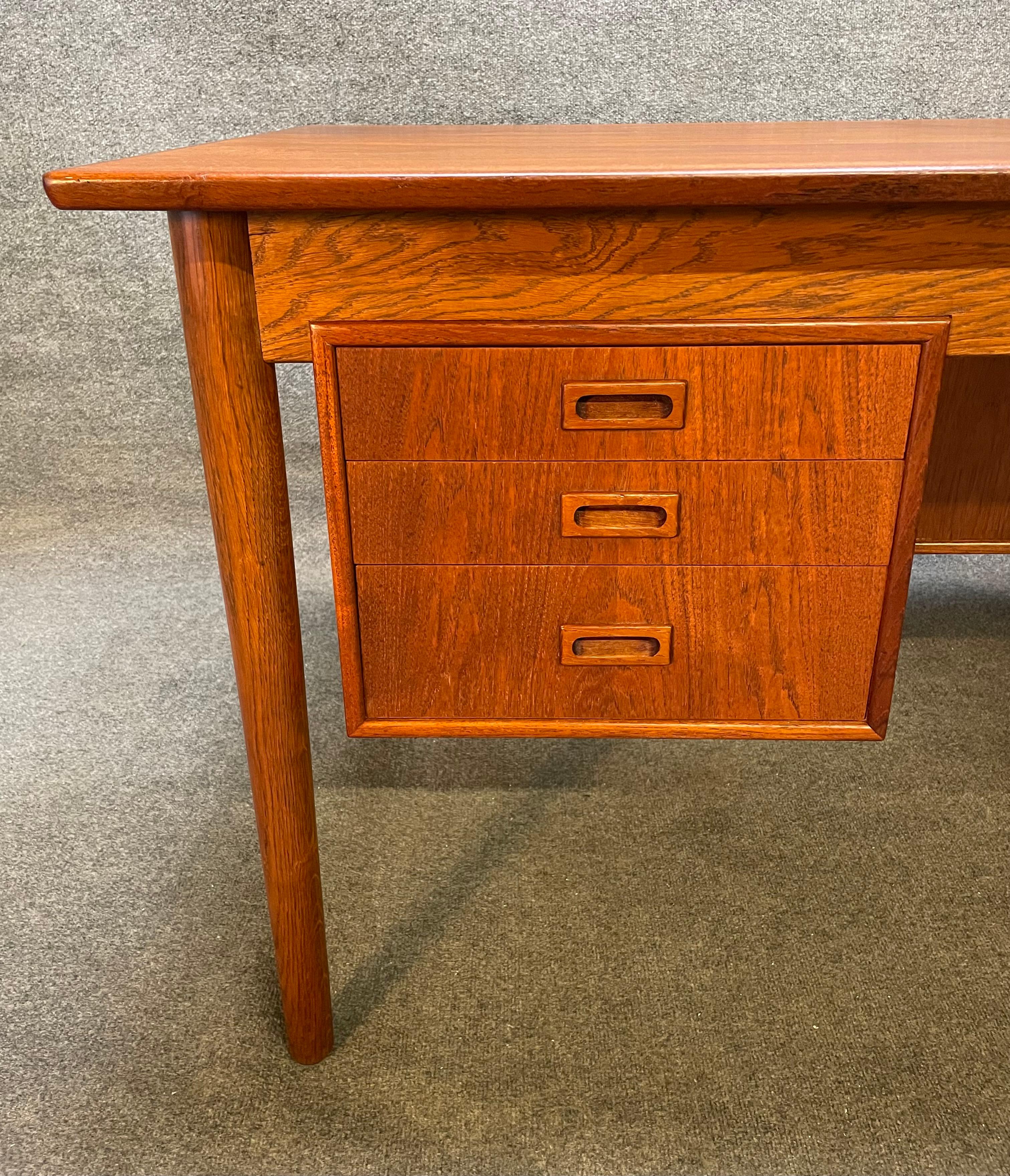 Here is a beautiful scandinavian modern desk in teak and oak woods designed by Borge Mogensen and manufactured by Søborg Møbelfabrik in Denmark in the 1950's.
This exclusive desk, recently imported from Europe to California before its refinishing,