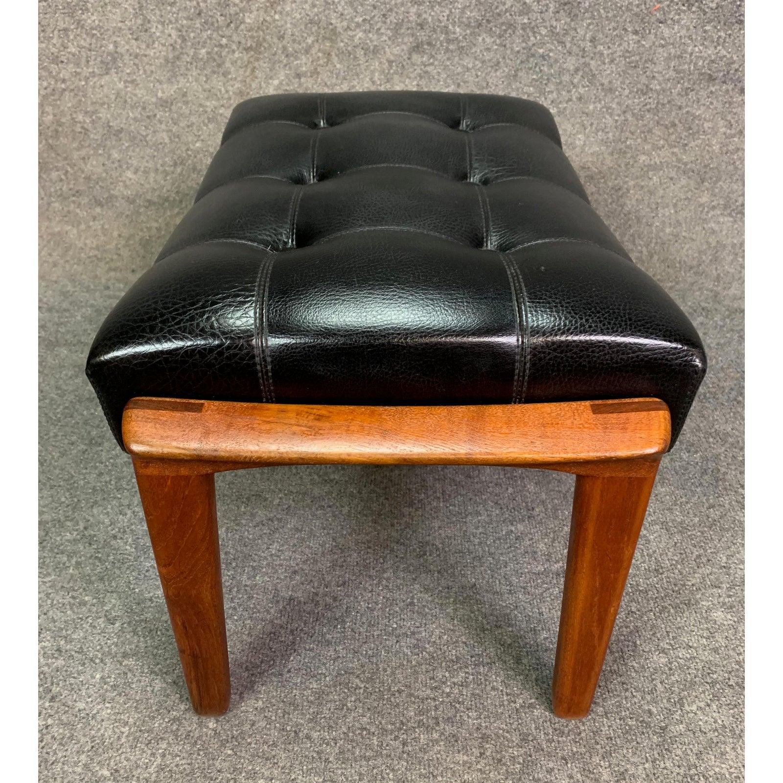Here is a sculptural Scandinavian Modern foot stool in teak and Naugahyde manufactured by Broderna Andersson in Sweden in the 1960s.
This beautiful ottoman features a restored solid teak frame with vibrant wood grain and an all original tufted pad