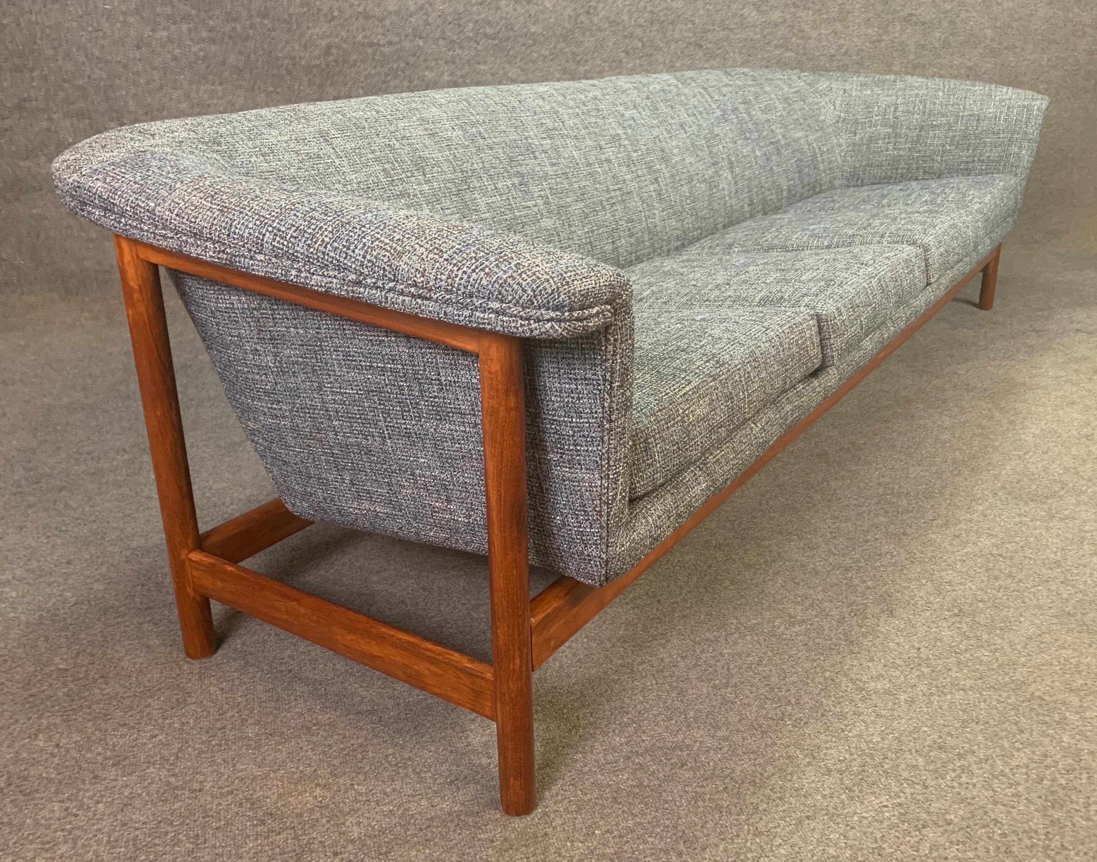 Vintage Scandinavian Mid-Century Modern Teak Sofa by Westnofa In Good Condition For Sale In San Marcos, CA