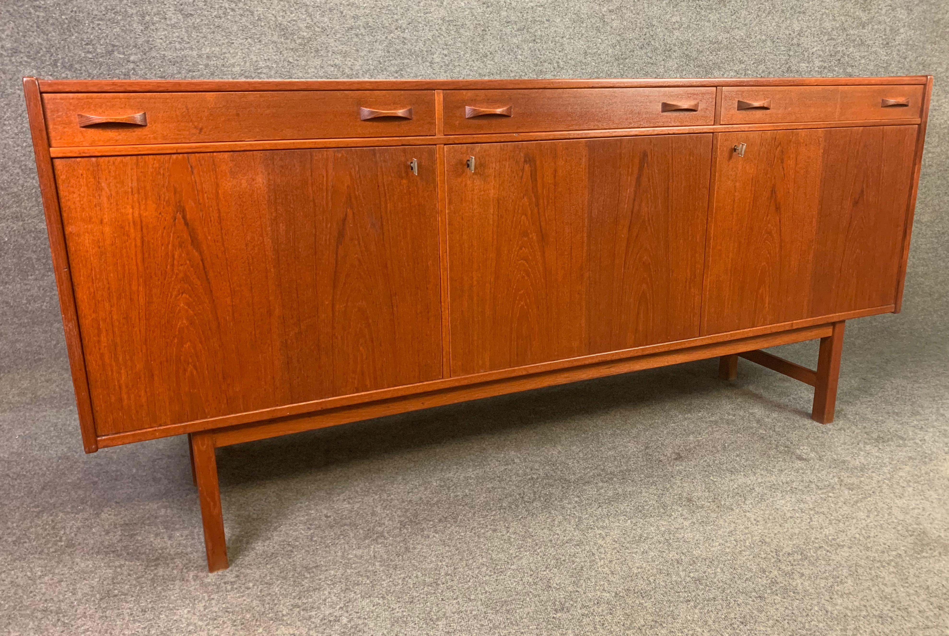 Here is a beautiful Scandinavian Modern sideboard in teak wood designed by Tage Olofsson and manufactured by Ulferts Möbler in Sweden in the 1960s.
This credenza, recently imported from Denmark to California, features vibrant wood grain details, a