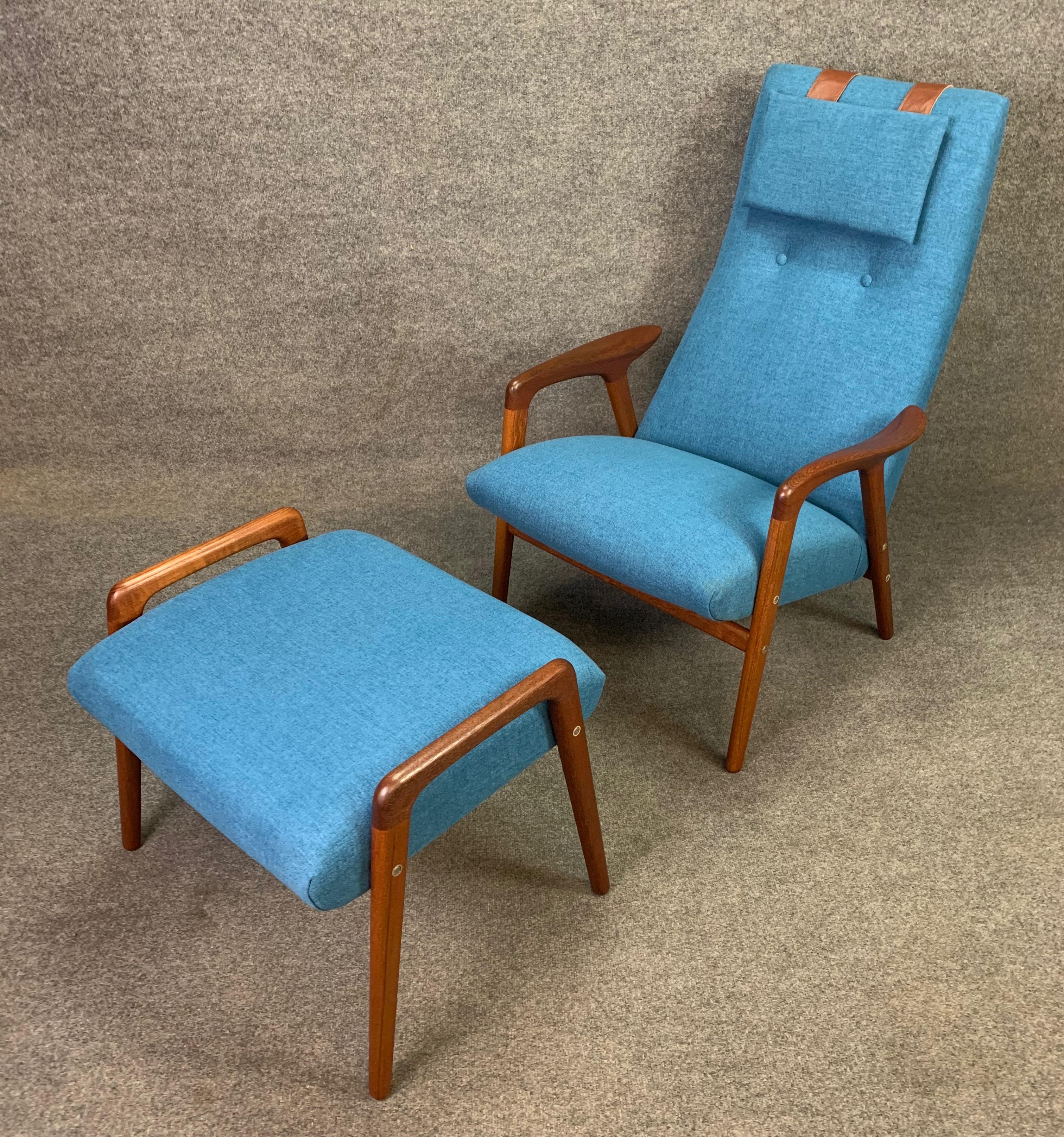 Here is a beautiful scandinavian modern easy chair and its ottoman in teak designed by Yngve Ekström and manufactured by Swedese in Sweden in the 1960's.
This sculptural and comfortable set features a fully refinished solid teak frame with organic