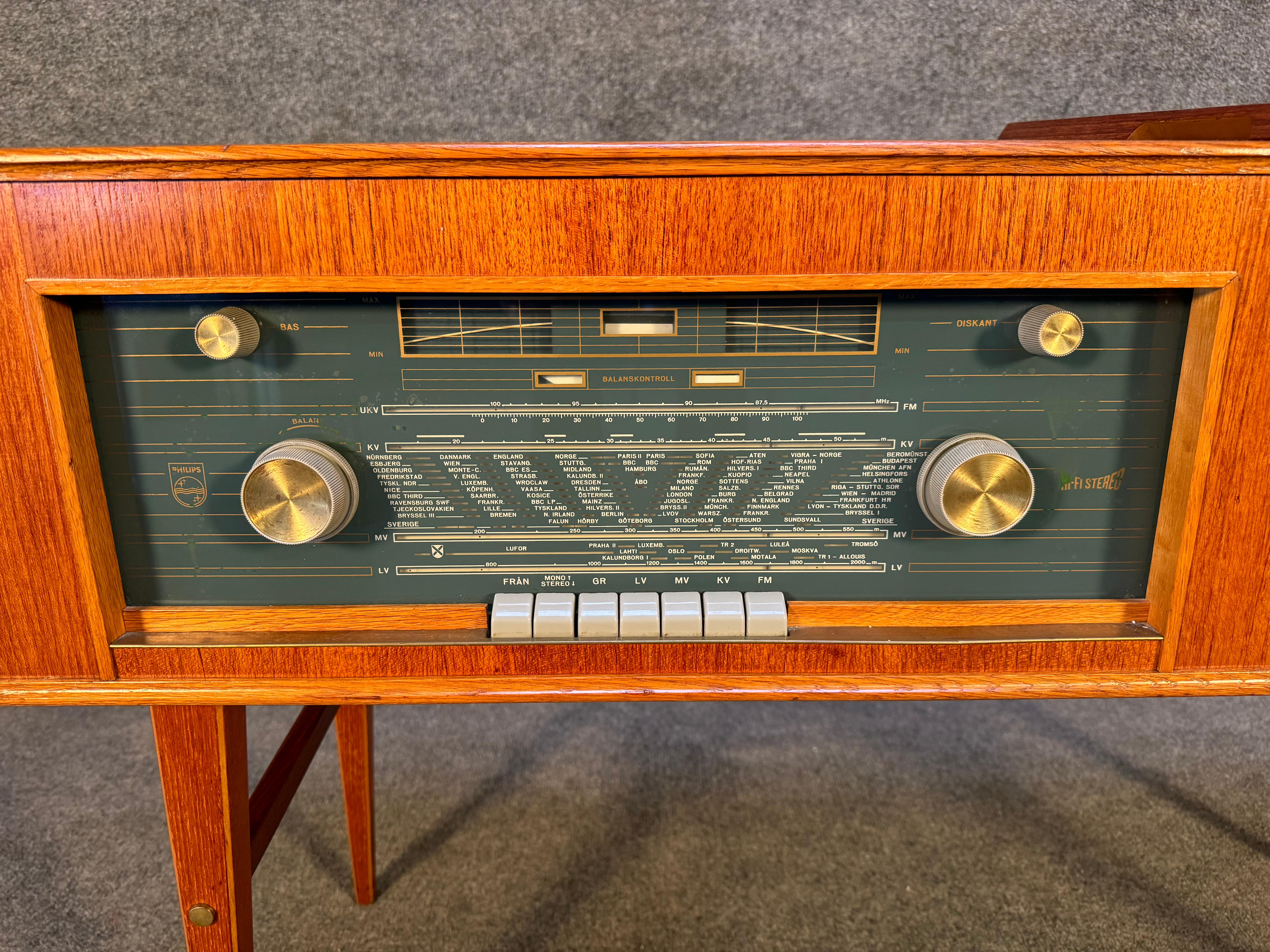 Voici une magnifique console stéréo compacte moderne Scandinavian en teck et chêne fabriquée par Phillips en Suède dans les années 1960. Cette belle pièce, récemment importée d'Europe en Californie avant d'être remise à neuf, comprend un beau meuble