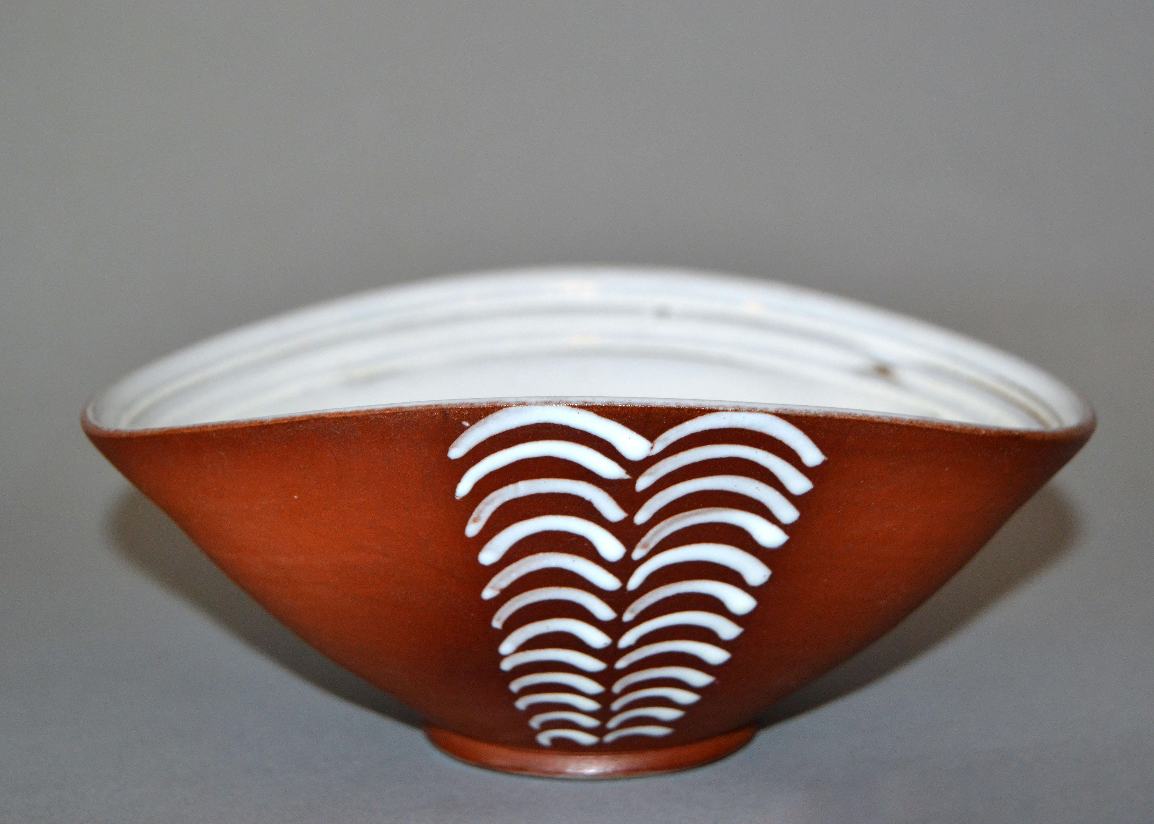 Vintage Scandinavian Modern matte brown art pottery decorative bowl with white glazed lines.
Marked by Artist underneath.
Useful to serve your favorite nuts or fruit.
  