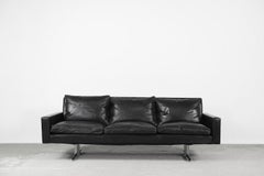 Canapé 3 places vintage scandinave moderne en cuir noir avec pieds en métal, années 1960