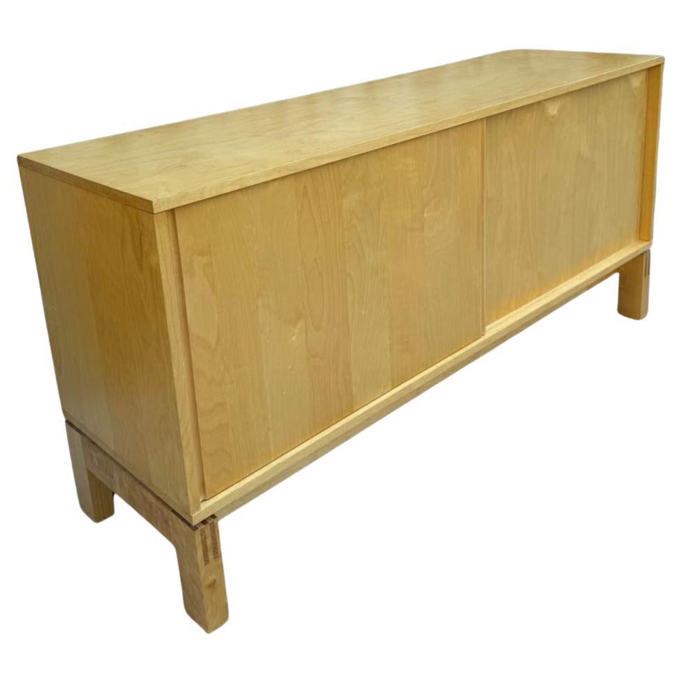 The Modern Scandinavian blonde Birch IKEA credenza heavy built very nice. Crédence du Studio Copenhagen conçue par Niels Gammelgaard pour Ikea, vers 1999. Fabriqué en bouleau qui a bien vieilli au fil des ans. Comme neuf. Superbe design scandinave