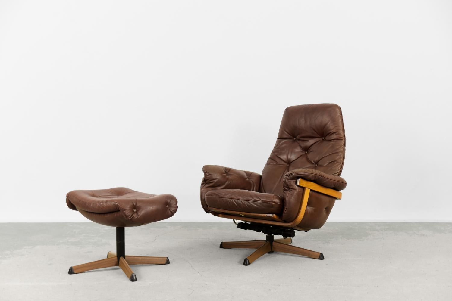 Vintage Scandinavian Modern Brown Leather Swivel Chairs & Ottoman from Göte In Good Condition In Warszawa, Mazowieckie