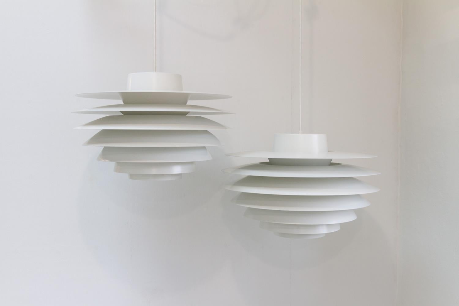 Vintage Scandinavian Modern ceiling pendants Verona 485 by Sven Middelboe, 1990s. Set of 2.
Pair of large pendants in white aluminium with seven circular shades, each shade is angled so the light is reflected and evenly dispersed softly and