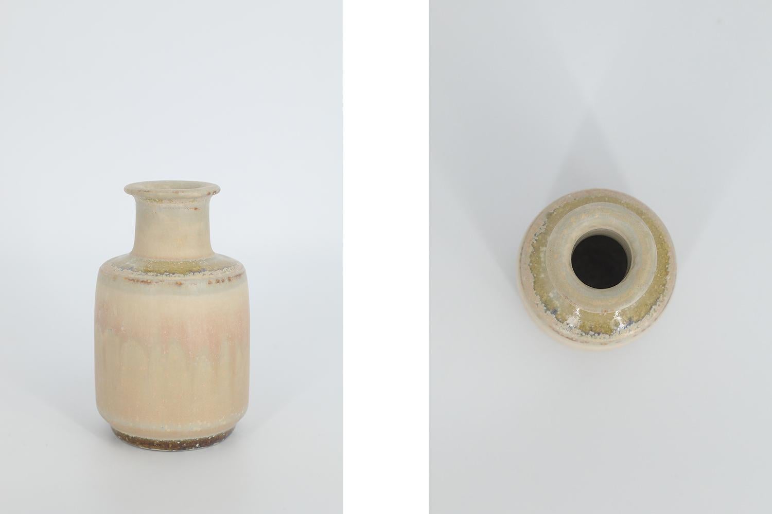 Diese Miniatur-Sammelvase aus Steinzeug wurde in den 1960er Jahren von Gunnar Borg für die schwedische Manufaktur Höganäs Keramik entworfen. Handgefertigt von einem Meister, mit äußerster Sorgfalt und Liebe zum Detail. Die sandfarbene Vase in einem