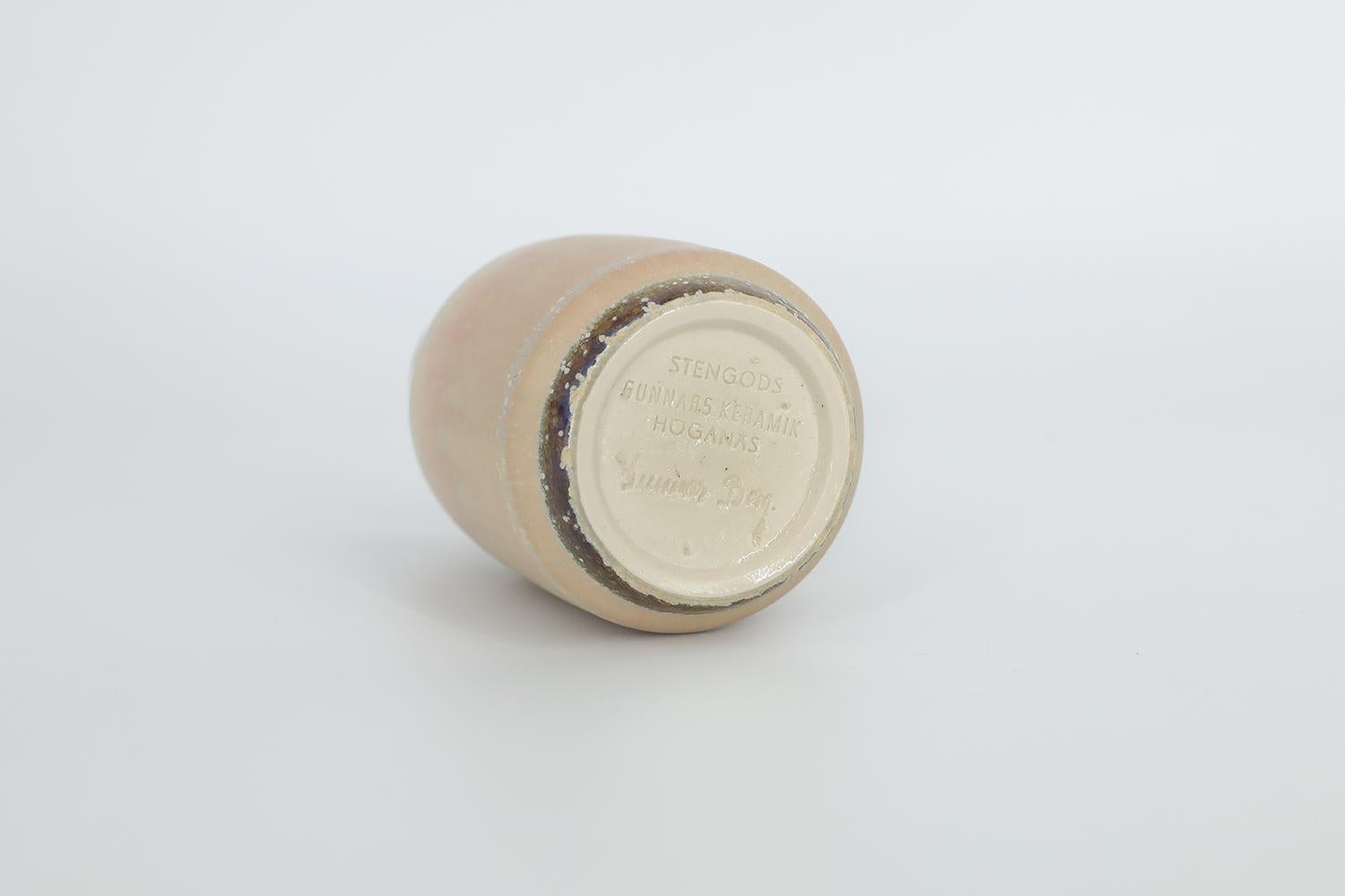 Kleine skandinavisch-moderne Sammlerstück-Vase aus Sandsteingut vonGunnar Borg (Schwedisch) im Angebot