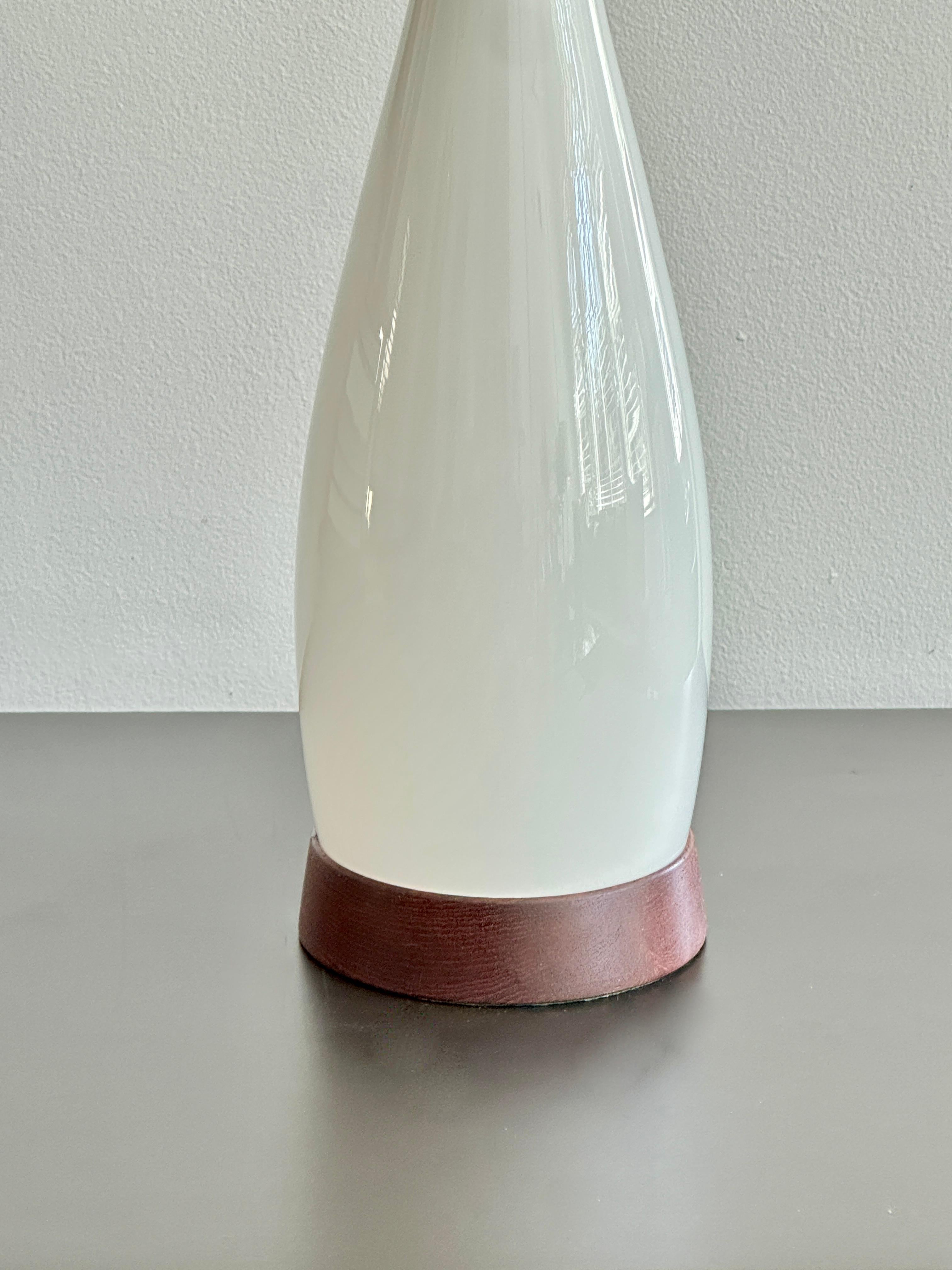 Scandinave moderne Lampe scandinave moderne en teck opalin conçue par Jacob Bang pour Kastrup en vente