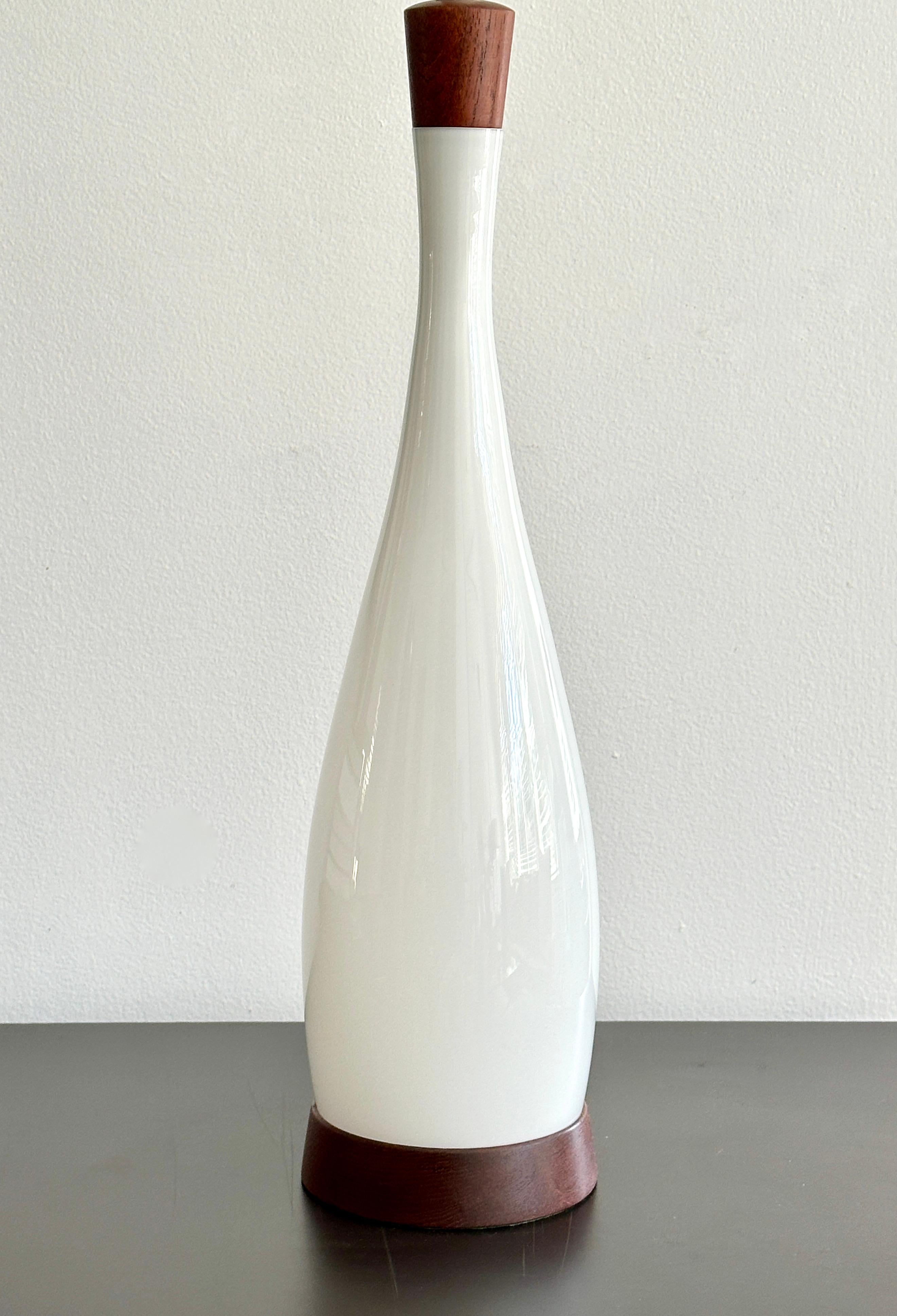 Danois Lampe scandinave moderne en teck opalin conçue par Jacob Bang pour Kastrup en vente