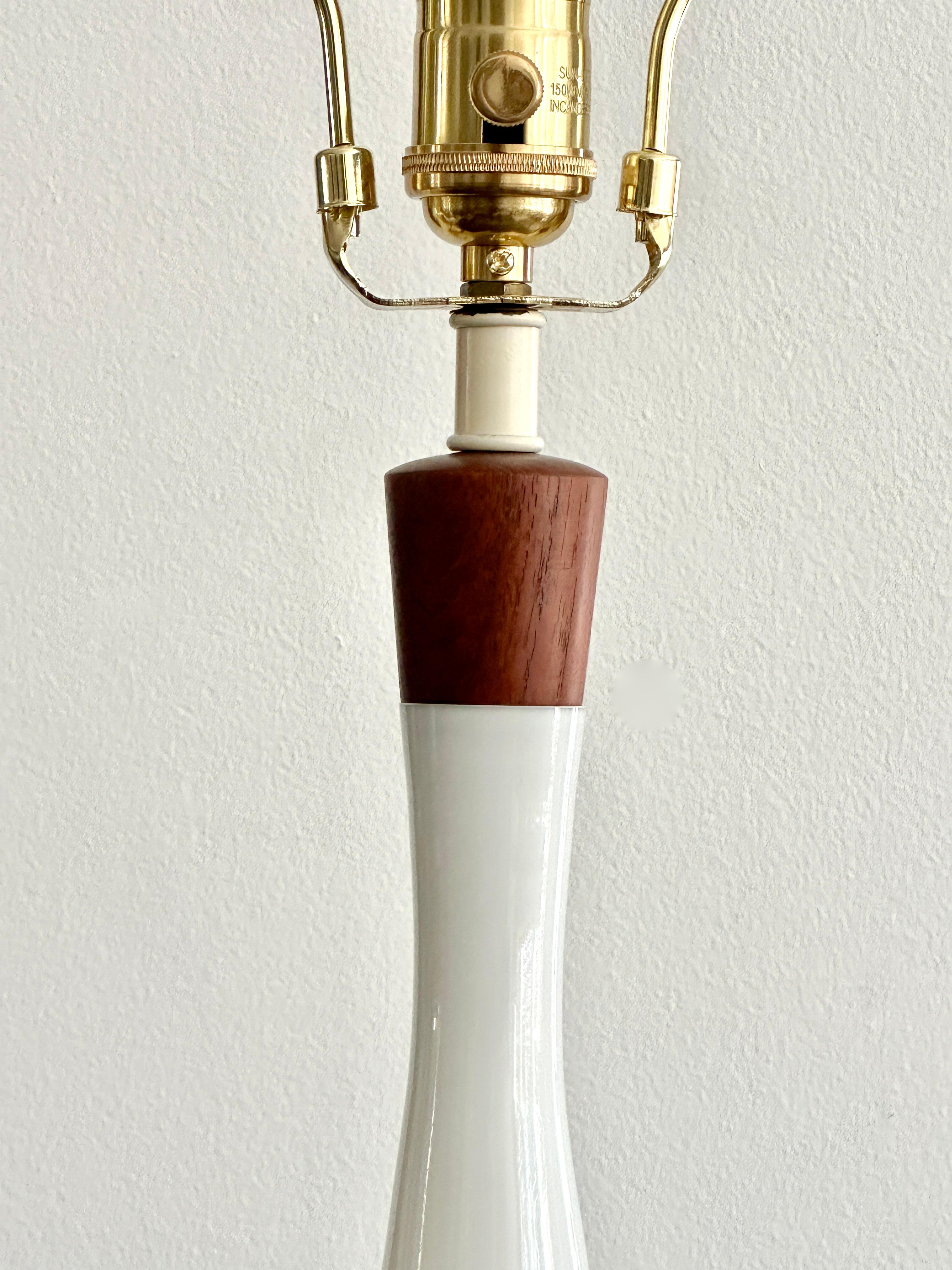 Fait main Lampe scandinave moderne en teck opalin conçue par Jacob Bang pour Kastrup en vente