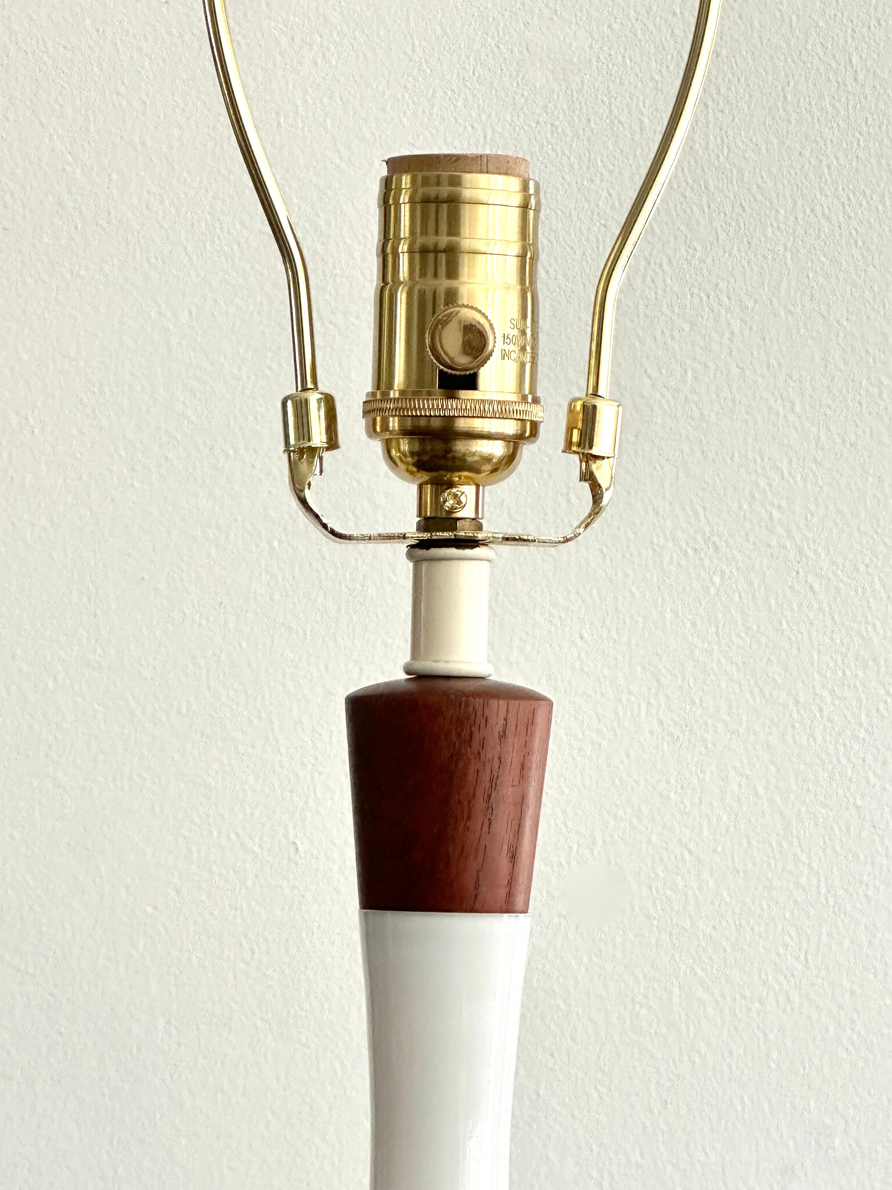 Lampe scandinave moderne en teck opalin conçue par Jacob Bang pour Kastrup Bon état - En vente à Doraville, GA