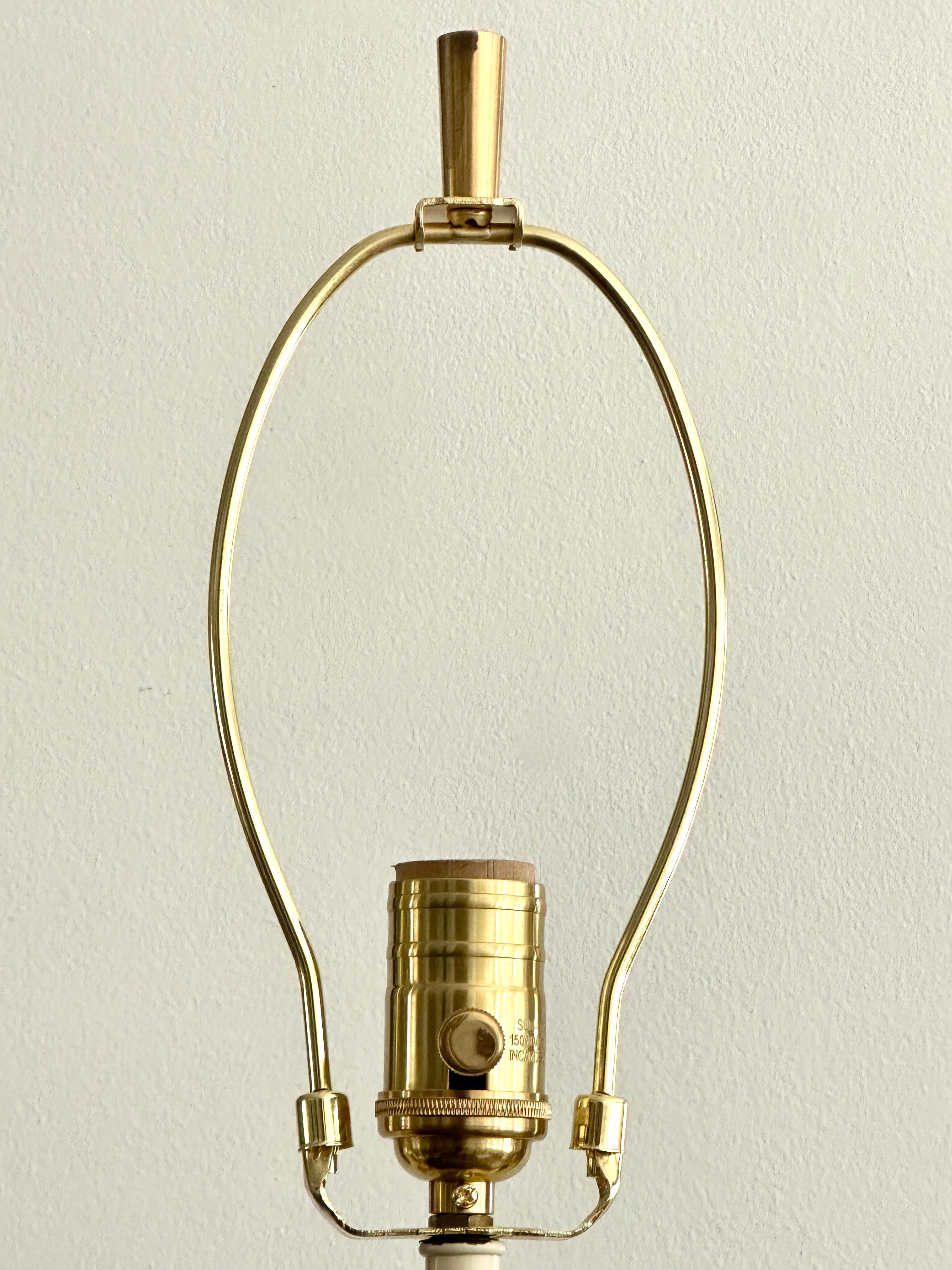 Milieu du XXe siècle Lampe scandinave moderne en teck opalin conçue par Jacob Bang pour Kastrup en vente