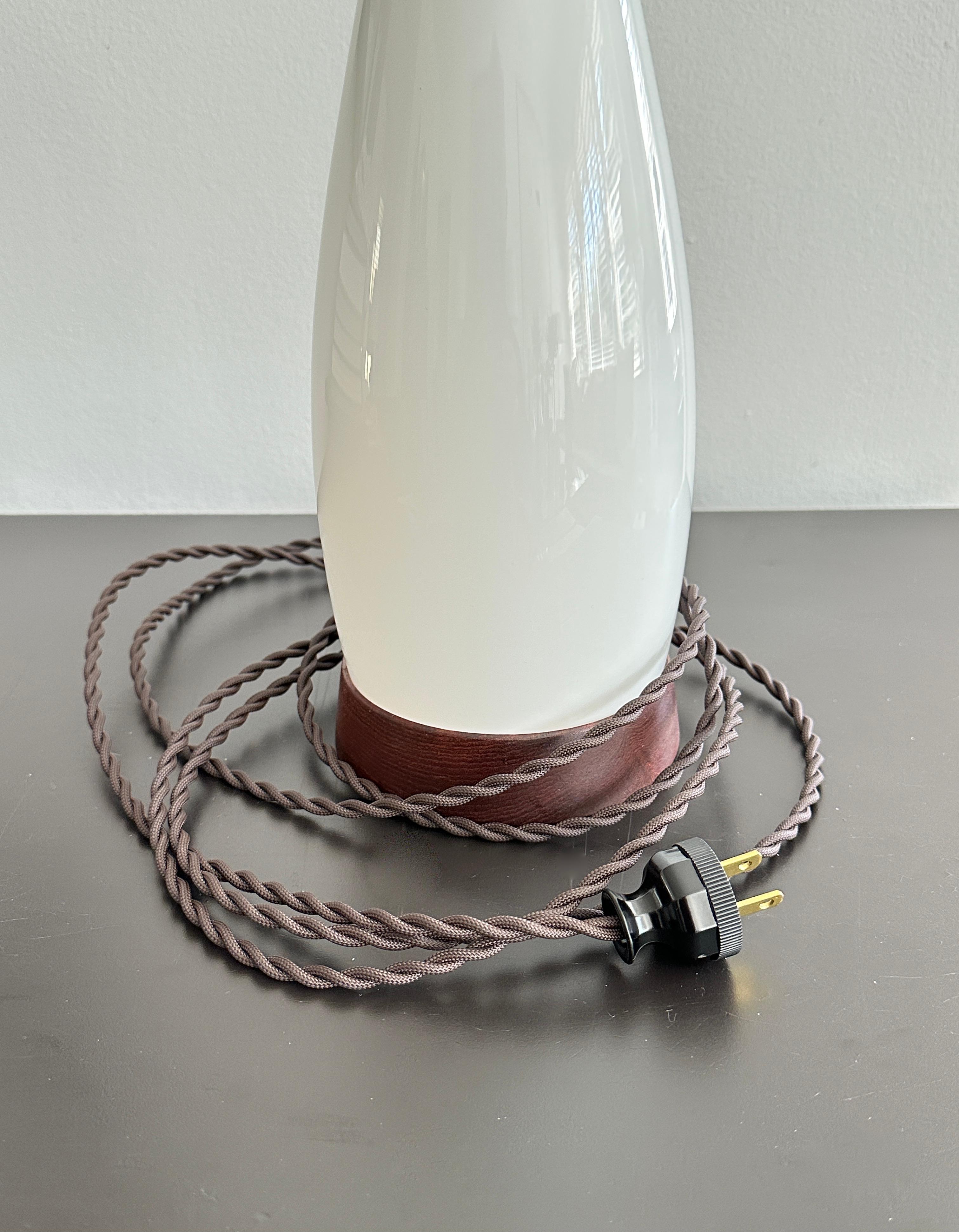 Lampe scandinave moderne en teck opalin conçue par Jacob Bang pour Kastrup en vente 1