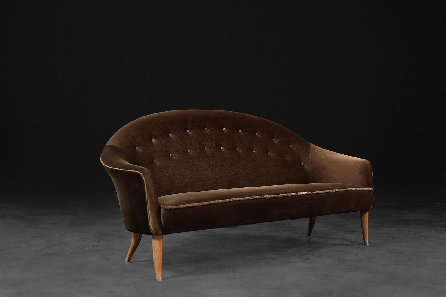 Dieses Paradiset-Sofa aus der Collection'S Triva wurde 1958 von Kerstin Hörlin-Holmqvist entworfen und von Nordiska Kompaniet (NK) in Schweden hergestellt. Die charakteristischen Hörlin-Holmqvist-Beine sind aus Buchenholz gefertigt. Der Sitz ist mit