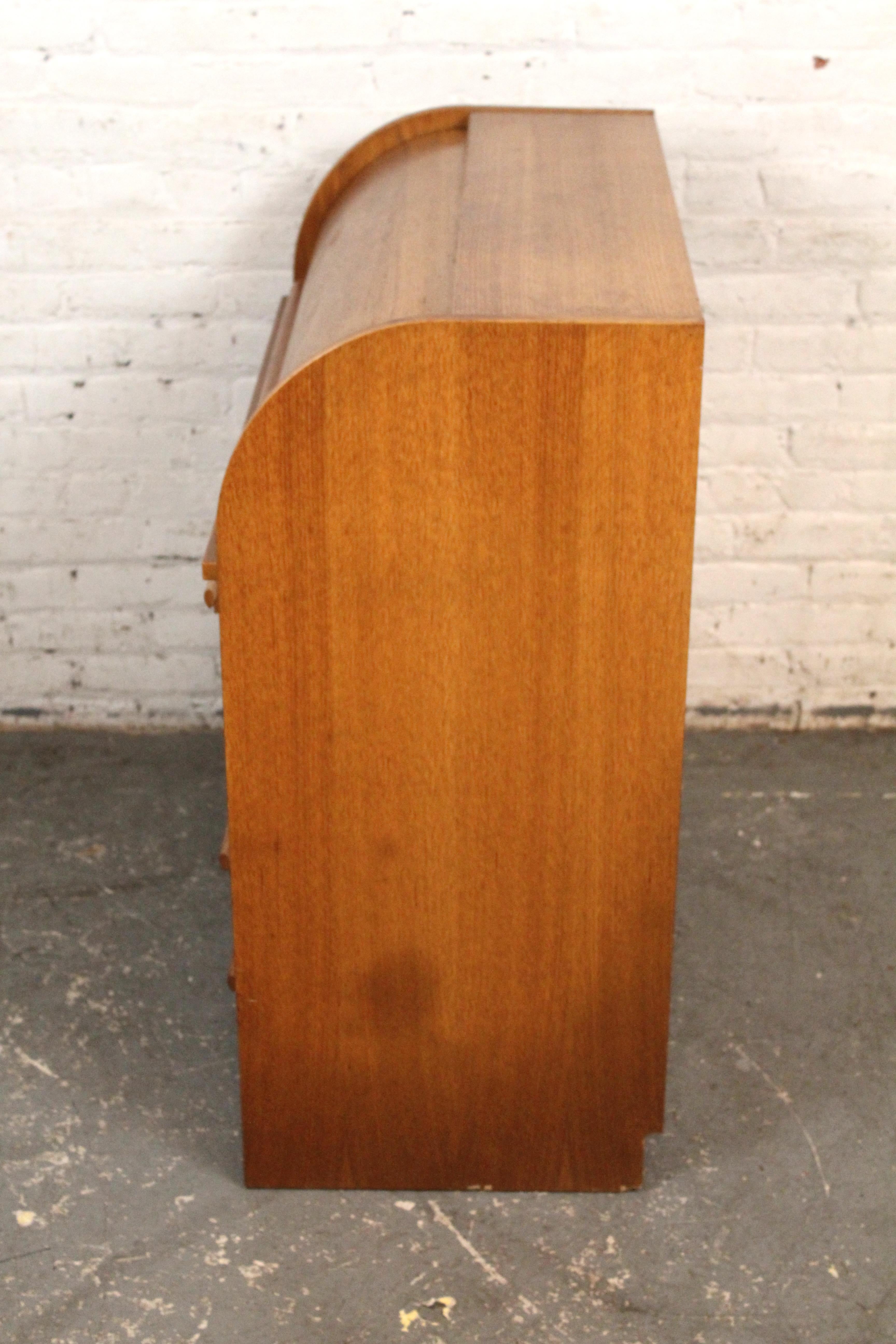 Intagliato Segreteria Rolltop in teak The Modern Scandinavian Vintage in vendita