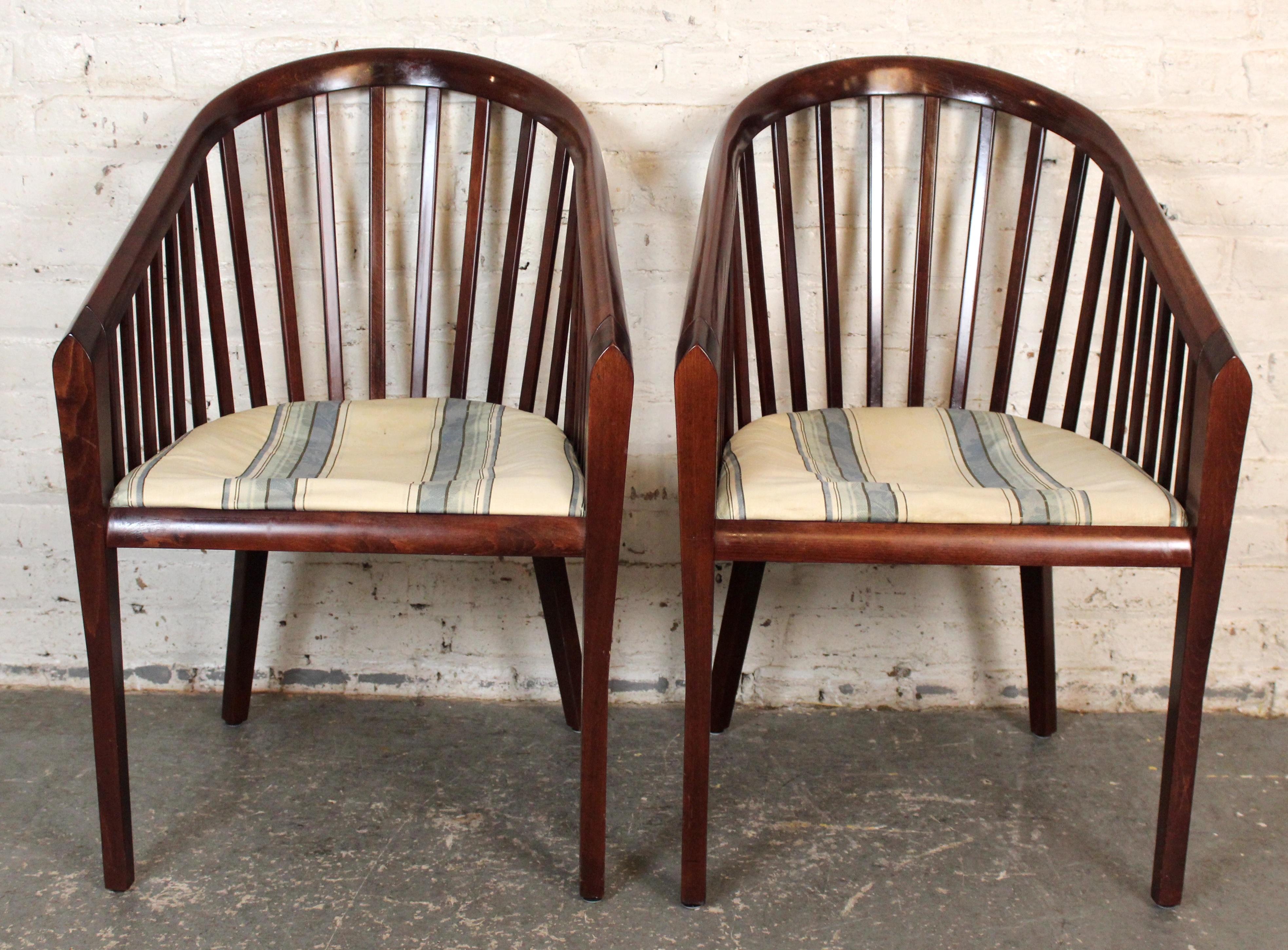 Elegante e raffinata, questa coppia di sedie con schienale a botte in stile Scandinavian Modern evoca le linee pulite e la cura artigianale di Herman Miller e del designer Kipp Stewart. Sapientemente costruite in ricco legno di palissandro, le sedie