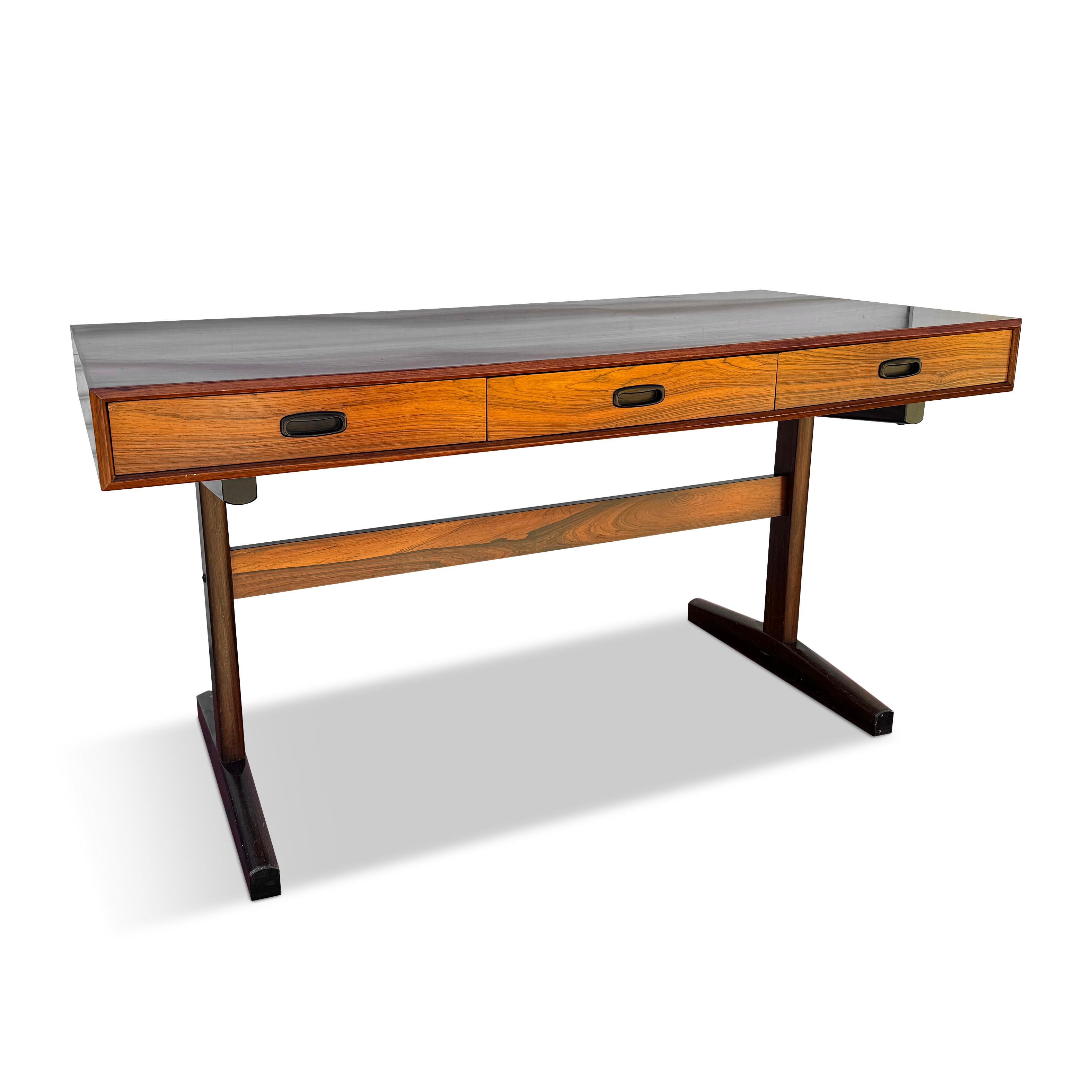 Ein ikonischer skandinavisch-moderner Schreibtisch aus Palisanderholz, der in den 1960er Jahren von Ganddal Møbelfabrikk hergestellt wurde. Dieser außergewöhnliche Vintage-Schreibtisch aus Palisanderholz weist alle Merkmale des Mid-Century Modern